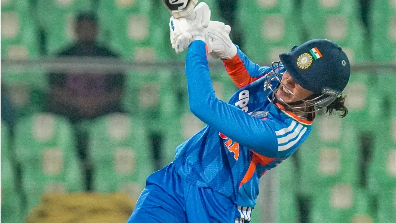 10,000 ਦੌੜਾਂ ਦਾ ਮੀਲ ਪੱਥਰ ਪ੍ਰਾਪਤ ਕਰਨ ਤੋਂ ਇਲਾਵਾ, ਸਮ੍ਰਿਤੀ ਮੰਧਾਨਾ ਨੇ ਇੱਕ ਟੀ-20 ਅੰਤਰਰਾਸ਼ਟਰੀ ਵਿੱਚ ਸਭ ਤੋਂ ਵੱਧ ਛੱਕੇ ਲਗਾਉਣ ਦਾ ਇੱਕ ਨਵਾਂ ਭਾਰਤੀ ਰਿਕਾਰਡ ਵੀ ਬਣਾਇਆ। (ਫੋਟੋ: ਪੀਟੀਆਈ)