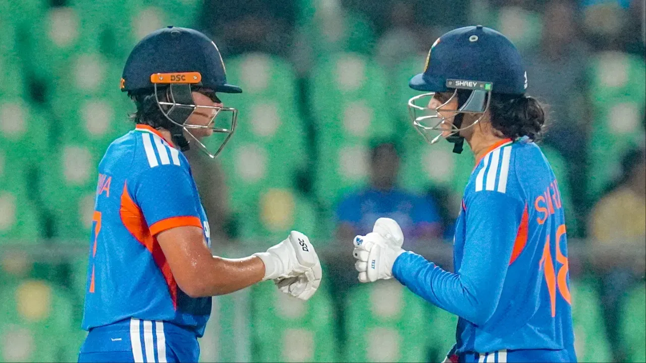 ਸਮ੍ਰਿਤੀ ਮੰਧਾਨਾ ਨੇ ਸ਼੍ਰੀਲੰਕਾ ਵਿਰੁੱਧ ਟੀ-20 ਅੰਤਰਰਾਸ਼ਟਰੀ ਲੜੀ ਦੇ ਚੌਥੇ ਮੈਚ ਵਿੱਚ ਆਪਣੀਆਂ 10,000 ਅੰਤਰਰਾਸ਼ਟਰੀ ਦੌੜਾਂ ਪੂਰੀਆਂ ਕੀਤੀਆਂ। ਉਹ ਅਜਿਹਾ ਕਰਨ ਵਾਲੀ ਦੂਜੀ ਭਾਰਤੀ ਅਤੇ ਦੁਨੀਆ ਦੀ ਚੌਥੀ ਮਹਿਲਾ ਬੱਲੇਬਾਜ਼ ਬਣ ਗਈ। (ਫੋਟੋ: ਪੀਟੀਆਈ)