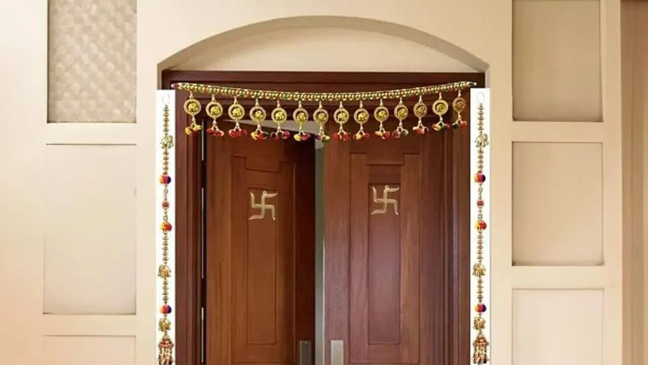 ਮੁੱਖ ਦਰਵਾਜ਼ੇ 'ਤੇ ਸਵਾਸਤਿਕ ਚਿੰਨ੍ਹ: ਸਵੇਰੇ ਨਿਯਮਿਤ ਤੌਰ 'ਤੇ ਮੁੱਖ ਦਰਵਾਜ਼ੇ ਨੂੰ ਸਾਫ਼ ਕਰੋ ਅਤੇ ਇਸ 'ਤੇ ਸਵਾਸਤਿਕ ਚਿੰਨ੍ਹ ਬਣਾਓ। ਇਸ ਨਾਲ ਘਰ ਦੀ ਵਾਸਤੂ ਵਿੱਚ ਸੁਧਾਰ ਹੁੰਦਾ ਹੈ ਅਤੇ ਨਕਾਰਾਤਮਕ ਊਰਜਾ ਦਾ ਪ੍ਰਵੇਸ਼ ਰੁੱਕਦਾ ਹੈ। ਘਰ ਵਿੱਚ ਲਕਸ਼ਮੀ ਦਾ ਆਗਮਨ ਹੁੰਦਾ ਹੈ।