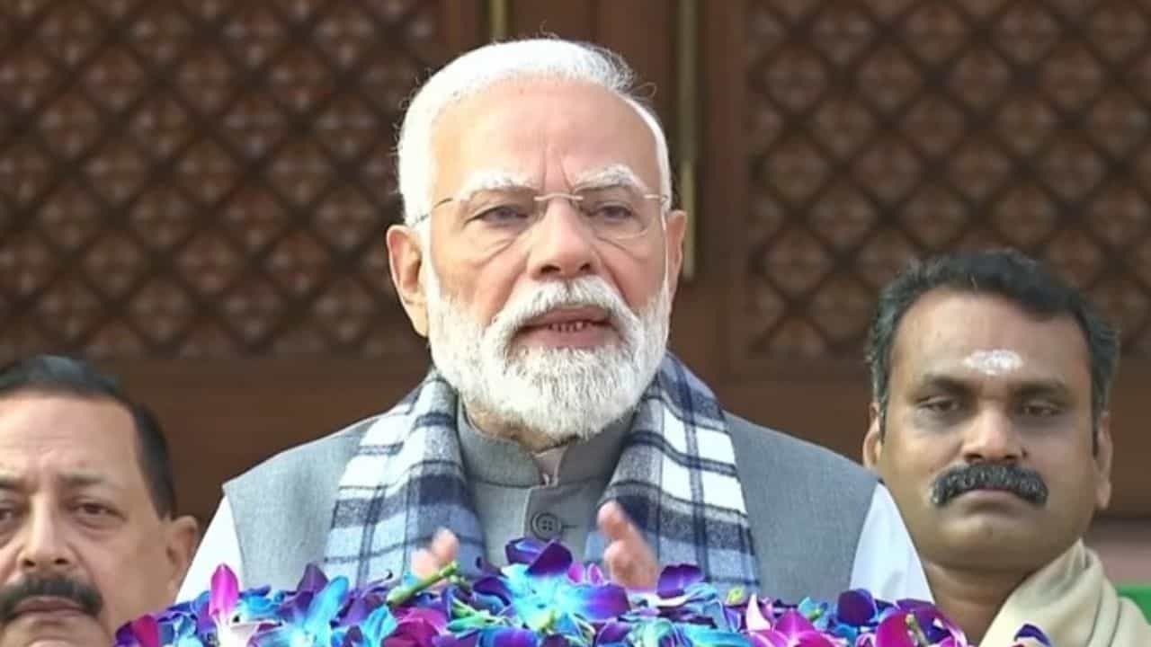 Parliament Winter Session: ਹਾਰ ਦੀ ਨਿਰਾਸ਼ਾ ਤੋਂ ਬਾਹਰ ਨਿਕਲਣ ਵਿਰੋਧੀ ਧਿਰਾਂ, ਸੰਸਦ ਸੈਸ਼ਨ ਸ਼ੁਰੂ ਹੋਣ ਤੋਂ ਪਹਿਲਾਂ ਪ੍ਰਧਾਨ ਮੰਤਰੀ ਮੋਦੀ Parliament Winter Session: ਹਾਰ ਦੀ ਨਿਰਾਸ਼ਾ ਤੋਂ ਬਾਹਰ ਨਿਕਲਣ ਵਿਰੋਧੀ ਧਿਰਾਂ, ਸੰਸਦ ਸੈਸ਼ਨ ਸ਼ੁਰੂ ਹੋਣ ਤੋਂ ਪਹਿਲਾਂ ਪ੍ਰਧਾਨ ਮੰਤਰੀ ਮੋਦੀ