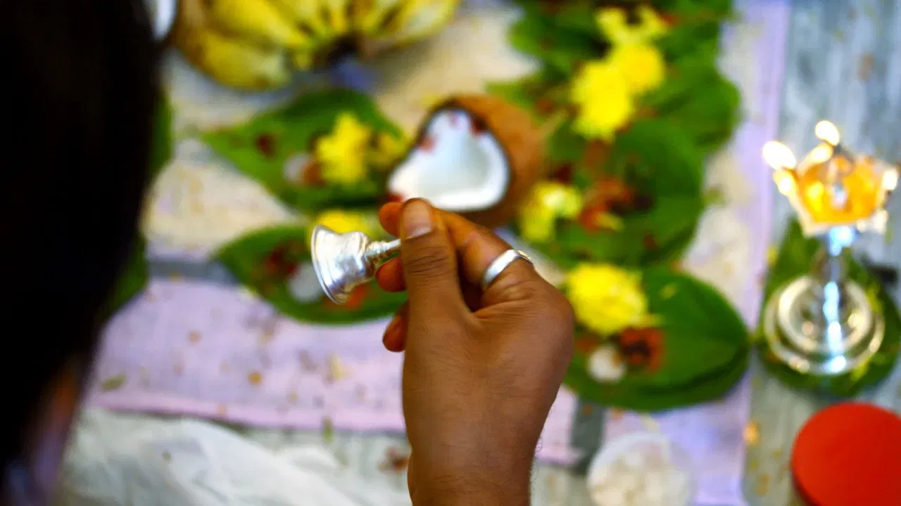 ਪੂਜਾ ਵਿੱਚ ਵਰਤੇ ਜਾਣ ਵਾਲੇ ਚਾਂਦੀ, ਪਿੱਤਲ ਜਾਂ ਤਾਂਬੇ ਦੇ ਭਾਂਡਿਆਂ ਨੂੰ ਧੋ ਕੇ ਦੁਬਾਰਾ ਵਰਤਿਆ ਜਾ ਸਕਦਾ ਹੈ। ਇਸ ਤੋਂ ਇਲਾਵਾ, ਮੰਦਰ ਵਿੱਚ ਸਥਾਈ ਤੌਰ 'ਤੇ ਰੱਖੀਆਂ ਗਈਆਂ ਚੀਜ਼ਾਂ, ਜਿਵੇਂ ਕਿ ਮੂਰਤੀਆਂ, ਘੰਟੀਆਂ, ਸ਼ੰਖ, ਮਾਲਾ ਅਤੇ ਆਸਨ ਦੀ ਮੁੜ ਵਰਤੋਂ ਕਰਨਾ ਪੂਰੀ ਤਰ੍ਹਾਂ ਨਾਲ ਸਹੀ ਹੈ।