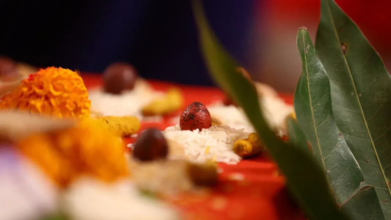 ਇਸ ਲਈ ਅੱਜ ਅਸੀਂ ਸਧਾਰਨ ਨਿਯਮਾਂ ਨੂੰ ਸਮਝਣ ਜਾ ਰਹੇ ਹਾਂ ਕਿ ਭਗਵਾਨ ਨੂੰ ਸਮਰਪਿਤ ਕਿਹੜੀਆਂ ਚੀਜਾਂ ਨੂੰ ਦੁਬਾਰਾ ਵਰਤਿਆ ਜਾ ਸਕਦਾ ਹੈ ਅਤੇ ਕਿਨ੍ਹਾਂ ਦਾ ਨਿਪਟਾਰਾ ਕਰਨਾ ਜਰੂਰੀ ਹੁੰਦਾ ਹੈ।