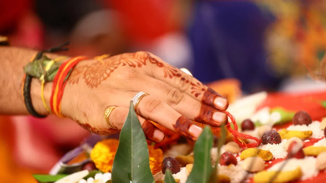 ਇਸੇ ਤਰ੍ਹਾਂ, ਭਗਵਾਨ ਸ਼ਿਵ ਨੂੰ ਚੜ੍ਹਾਏ ਗਏ ਬੇਲ ਪੱਤਰ ਨੂੰ ਵੀ ਧੋ ਕੇ ਦੁਬਾਰਾ ਵਰਤਿਆ ਜਾ ਸਕਦਾ ਹੈ। ਸ਼ਿਵ ਪੁਰਾਣ ਦੇ ਅਨੁਸਾਰ, ਬੇਲ ਪੱਤਰ ਨੂੰ ਛੇ ਮਹੀਨਿਆਂ ਲਈ ਬਾਸੀ ਮੰਨਿਆ ਜਾਂਦਾ ਹੈ। ਹਾਲਾਂਕਿ, ਧਿਆਨ ਰੱਖਣਾ ਚਾਹੀਦਾ ਹੈ ਕਿ ਬੇਲ ਪੱਤਰ ਫਟਿਆ ਜਾਂ ਦਾਗਦਾਰ ਨਾ ਹੋਵੇ।