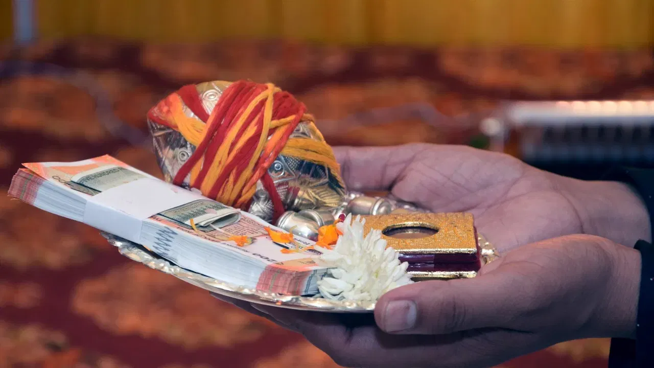 ਧਰਮ ਗ੍ਰੰਥਾਂ ਵਿੱਚ ਤੁਲਸੀ ਦੇ ਪੱਤਿਆਂ ਦਾ ਵਿਸ਼ੇਸ਼ ਸਥਾਨ ਹੈ। ਤੁਲਸੀ ਦੇ ਪੱਤਿਆਂ ਨੂੰ ਕਦੇ ਵੀ ਬਾਸੀ ਜਾਂ ਅਪਵਿੱਤਰ ਨਹੀਂ ਮੰਨਿਆ ਜਾਂਦਾ। ਜੇਕਰ ਤਾਜ਼ੇ ਪੱਤੇ ਉਪਲਬਧ ਨਹੀਂ ਹਨ, ਤਾਂ ਚੜ੍ਹਾਏ ਗਏ ਤੁਲਸੀ ਦੇ ਪੱਤਿਆਂ ਨੂੰ ਧੋ ਕੇ ਪੂਜਾ ਵਿੱਚ ਦੁਬਾਰਾ ਵਰਤਿਆ ਜਾ ਸਕਦਾ ਹੈ।