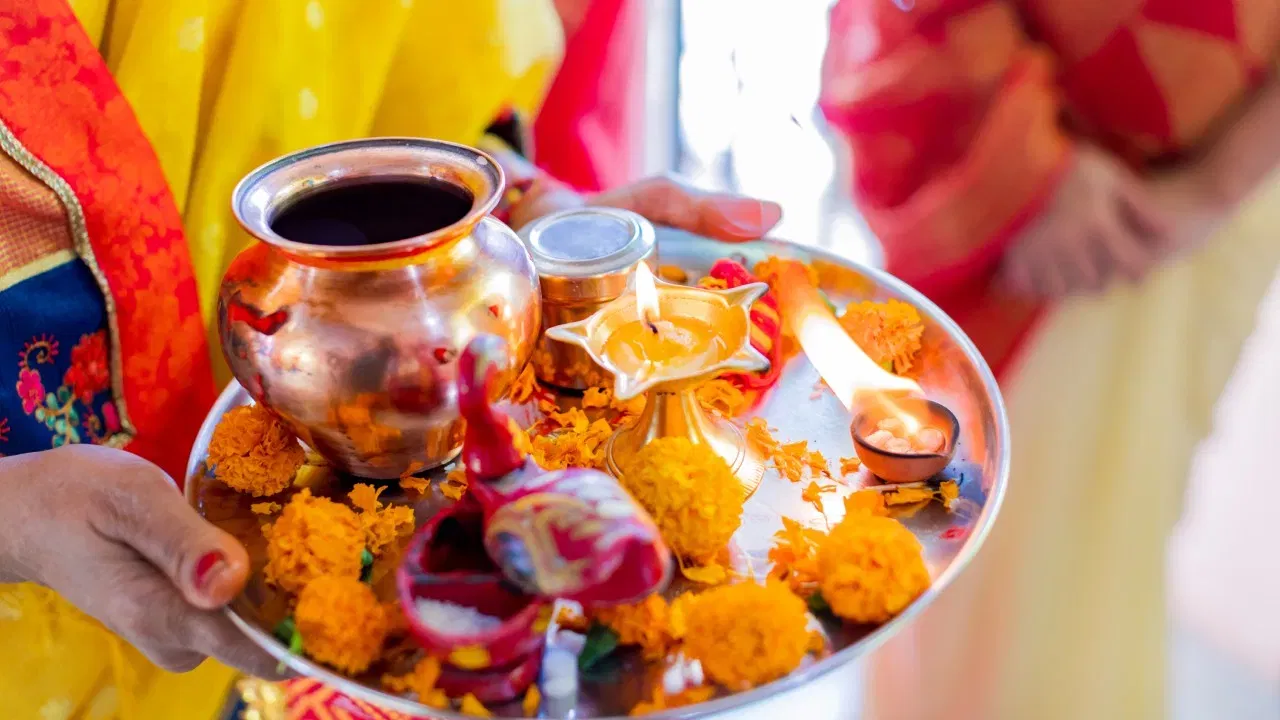 ਹਾਲਾਂਕਿ, ਇੱਕ ਵਾਰ ਚੜ੍ਹਾਉਣ ਤੋਂ ਬਾਅਦ, ਪਾਣੀ, ਫੁੱਲ, ਮਾਲਾ, ਕੁਮਕੁਮ (ਸਿੰਦੂਰ), ਅਗਰਬੱਤੀ, ਦੀਵੇ ਅਤੇ ਅਕਸ਼ਤ ਵਰਗੀਆਂ ਚੀਜ਼ਾਂ ਦੀ ਮੁੜ ਵਰਤੋਂ ਨਹੀਂ ਕਰਨੀ ਚਾਹੀਦੀ। ਇਸ ਤੋਂ ਇਲਾਵਾ, ਦੇਵਤਾ ਦੇ ਸਾਹਮਣੇ ਜਗਾਏ ਗਏ ਦੀਵੇ ਵਿੱਚ ਬਚੇ ਤੇਲ ਜਾਂ ਘਿਓ ਨੂੰ ਵੀ ਦੁਬਾਰਾ ਨਹੀਂ ਵਰਤਿਆ ਜਾਣਾ ਚਾਹੀਦਾ। ਇਹ ਮੰਨਿਆ ਜਾਂਦਾ ਹੈ ਕਿ ਅਜਿਹਾ ਕਰਨ ਨਾਲ ਇਨ੍ਹਾਂ ਚੀਜ਼ਾਂ ਦੀ ਪਵਿੱਤਰਤਾ ਨਸ਼ਟ ਹੋ ਜਾਂਦੀ ਹੈ।