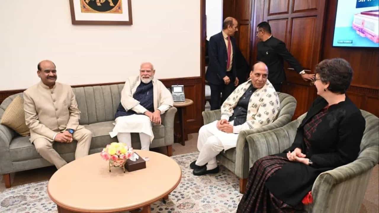 PM-Priyanka Meeting: ਸੰਸਦ ਵਿੱਚ ਮੋਦੀ-ਪ੍ਰਿਯੰਕਾ ਗਾਂਧੀ ਦੀ ਮੁਲਾਕਾਤ, PM ਦਾ ਮਜ਼ਾਕ ਅਤੇ ਲੱਗੇ ਠਹਾਕੇ