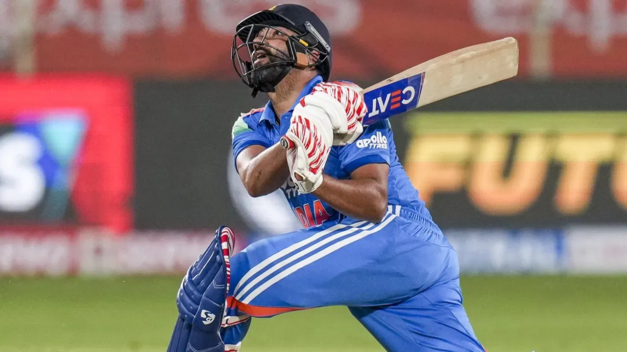 ਵਨਡੇ ਵਿੱਚ ਸਭ ਤੋਂ ਵੱਧ ਛੱਕਿਆਂ ਦੀ ਸੂਚੀ ਵਿੱਚ ਰੋਹਿਤ ਸ਼ਰਮਾ ਟਾਪ 'ਤੇ ਰਹੇ। ਉਨ੍ਹਾਂ ਨੇ ਕੁੱਲ 24 ਛੱਕੇ ਮਾਰੇ। ਫੁੱਲ ਨੇਸ਼ਨ ਟੀਮਾਂ ਤੋਂ ਹੱਟ ਕੇ ਗੱਲ ਕਰੀਏ ਤਾਂ ਸਕਾਟਲੈਂਡ ਦੇ ਜਾਰਜ ਮੁਨਸੇ ਨੇ 34 ਵਨਡੇ ਛੱਕੇ ਮਾਰੇ। (ਫੋਟੋ-ਪੀਟੀਆਈ)