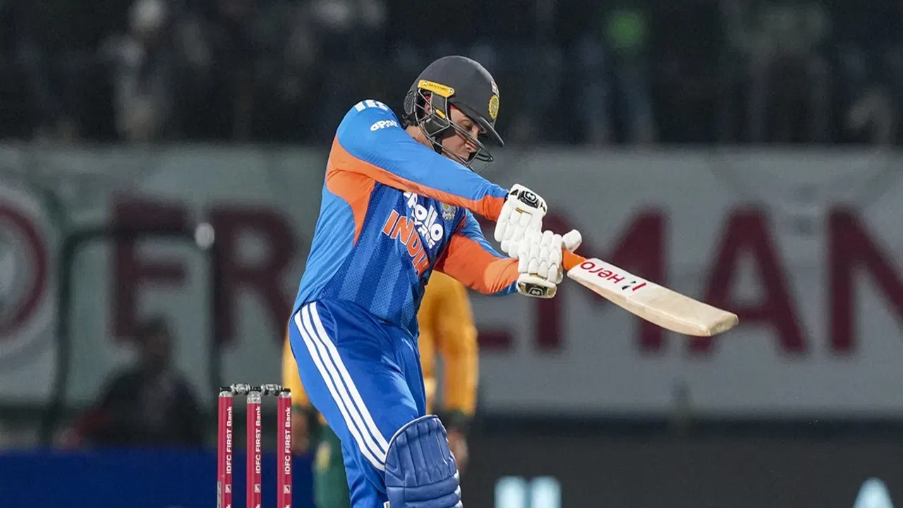 ਟੀ-20 ਅੰਤਰਰਾਸ਼ਟਰੀ: ਆਸਟਰੀਆ ਦੇ ਕਰਨਬੀਰ ਸਿੰਘ ਨੇ ਸਭ ਤੋਂ ਵੱਧ 122 ਛੱਕੇ ਮਾਰੇ। ਹਾਲਾਂਕਿ,  ਫੁੱਲ ਮੈਂਬਰ ਟੀਮ ਵਿੱਚ ਅਭਿਸ਼ੇਕ ਸ਼ਰਮਾ 54 ਛੱਕੇ ਲਗਾ ਕੇ ਸੂਚੀ ਵਿੱਚ ਟਾਪ 'ਤੇ ਰਹੇ । ਪਾਕਿਸਤਾਨ ਦੇ ਸਾਹਿਬਜ਼ਾਦਾ ਫਰਹਾਨ 45 ਛੱਕਿਆਂ ਨਾਲ ਦੂਜੇ ਸਥਾਨ 'ਤੇ ਰਹੇ। (ਫੋਟੋ-ਪੀਟੀਆਈ)