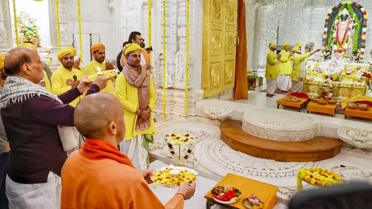 ਰਾਜਨਾਥ ਸਿੰਘ ਨੇ ਰਾਮ ਲੱਲਾ ਦੀ ਪੂਜਾ ਕੀਤੀ ਅਤੇ ਰਾਮ ਮੰਦਰ ਵਿਖੇ ਆਯੋਜਿਤ ਪ੍ਰਾਣ ਪ੍ਰਤਿਸ਼ਠਾ ਦੁਆਦਸ਼ੀ ਪ੍ਰੋਗਰਾਮ ਵਿੱਚ ਮੁੱਖ ਯਜਮਾਨ ਵਜੋਂ ਹਿੱਸਾ ਲਿਆ। ਮੁੱਖ ਧਾਰਮਿਕ ਸਮਾਰੋਹ ਬੁੱਧਵਾਰ ਨੂੰ ਹੋਇਆ। ਪ੍ਰਾਣ ਪ੍ਰਤਿਸ਼ਠਾ ਦੁਆਦਸ਼ੀ ਨਾਲ ਜੁੜੀਆਂ ਰਸਮਾਂ ਸ਼ੁੱਕਰਵਾਰ ਤੱਕ ਜਾਰੀ ਰਹਿਣਗੀਆਂ। ਮੰਦਰ ਕੰਪਲੈਕਸ ਵਿੱਚ ਸ਼ਨੀਵਾਰ ਤੋਂ ਧਾਰਮਿਕ ਰਸਮਾਂ ਕੀਤੀਆਂ ਜਾ ਰਹੀਆਂ ਹਨ।