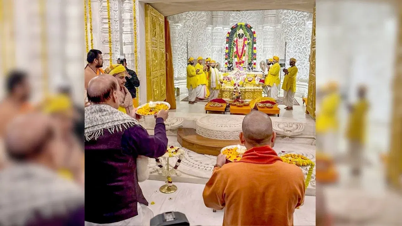 ਪੂਜਾ ਤੋਂ ਬਾਅਦ, ਰੱਖਿਆ ਮੰਤਰੀ ਅਤੇ ਮੁੱਖ ਮੰਤਰੀ ਨੇ ਮਾਂ ਅੰਨਪੂਰਨਾ ਮੰਦਰ ਦੇ ਸਿਖਰ 'ਤੇ ਧਰਮ ਧਵਜ ਲਹਿਰਾਇਆ। ਮੰਦਰ ਕੰਪਲੈਕਸ ਸ਼੍ਰੀ ਰਾਮ ਦੇ ਨਾਮ ਦੇ ਜੈਕਾਰਿਆਂ ਨਾਲ ਗੂੰਜ ਉੱਠਿਆ। ਦਰਸ਼ਨ ਅਤੇ ਪੂਜਾ ਤੋਂ ਬਾਅਦ, ਜਦੋਂ ਦੋਵੇਂ ਨੇਤਾ ਮੰਦਰ ਕੰਪਲੈਕਸ ਤੋਂ ਬਾਹਰ ਆਏ, ਤਾਂ ਸ਼ਰਧਾਲੂਆਂ ਨੇ ਉਨ੍ਹਾਂ ਦਾ ਸਵਾਗਤ ਜੈਕਾਰਿਆਂ ਨਾਲ ਕੀਤਾ।