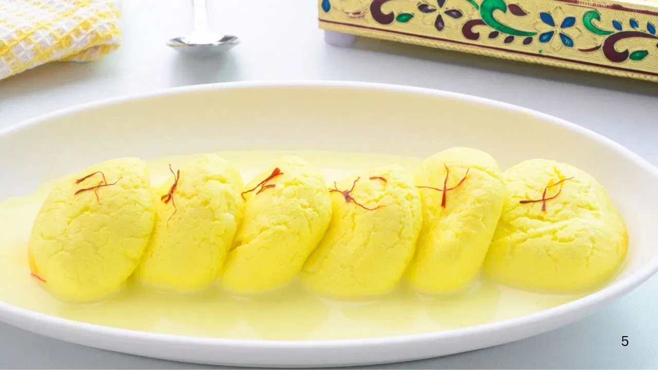 ਰਸਮਲਾਈ ਨੂੰ ਬਰੈੱਡ ਨਾਲ ਦਿਓ ਟਵਿਸਟ: ਤੁਸੀਂ ਆਪਣੀ ਪਹਿਲੀ ਰਸੋਈ ਵਿੱਚ ਰਸਮਲਾਈ ਵੀ ਬਣਾ ਸਕਦੇ ਹੋ, ਪਰ ਰਵਾਇਤੀ ਤੌਰ 'ਤੇ ਇਸਨੂੰ ਤਿਆਰ ਕਰਨ ਵਿੱਚ ਬਹੁਤ ਸਮਾਂ ਲੱਗਦਾ ਹੈ। ਇਸ ਲਈ, ਇਸਨੂੰ ਬਰੈੱਡ ਨਾਲ ਬਣਾਉਣ ਦੀ ਕੋਸ਼ਿਸ਼ ਕਰੋ। ਇਸਦਾ ਸੁਆਦ ਲਾਜਵਾਬ ਹੁੰਦਾ ਹੈ ਅਤੇ ਜਲਦੀ ਬਣ ਜਾਂਦਾ ਹੈ। ਰਸਮਲਾਈ ਵਿੱਚ ਕਰੱਸ਼ ਕੀਤੇ ਕਾਜੂ ਦੀ ਫਿਲਿੰਗ ਕਰੋ, ਜੋ ਸੁਆਦ ਨੂੰ ਦੁੱਗਣਾ ਕਰ ਦੇਵੇਗਾ।