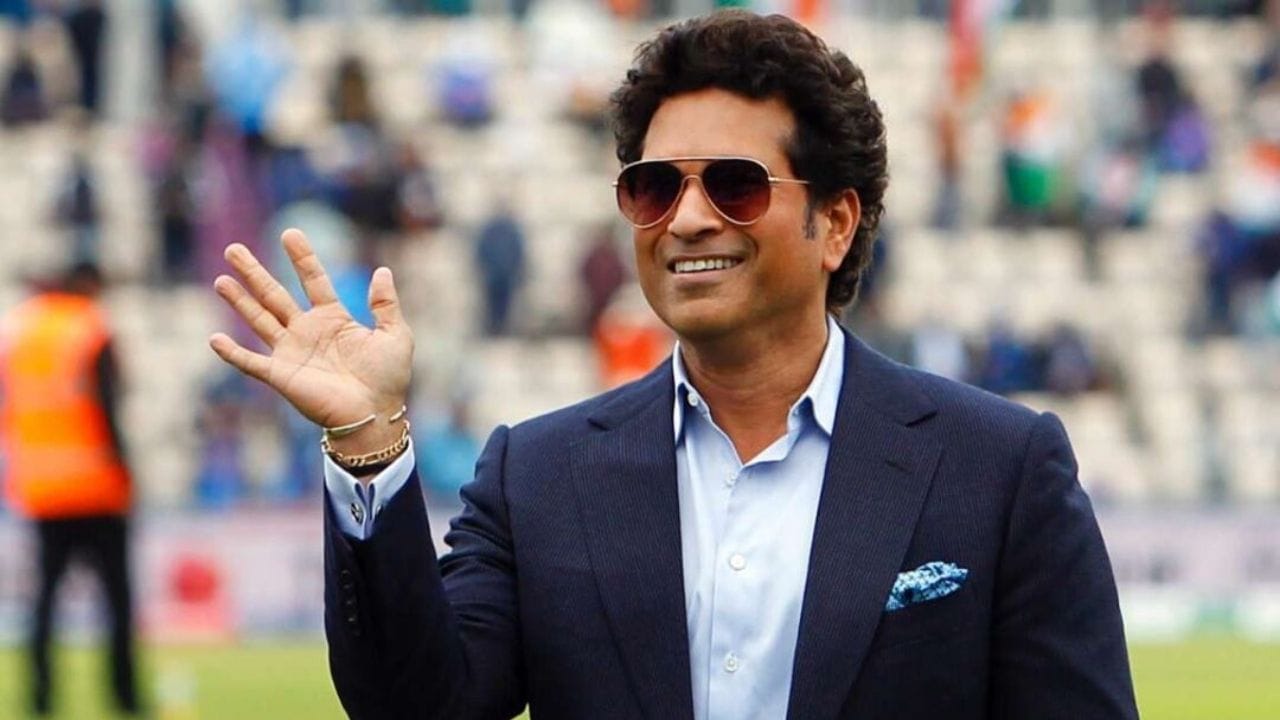 ਭਾਰਤੀ ਕ੍ਰਿਕਟ ਦੇ ਮਹਾਨ ਖਿਡਾਰੀ ਸਚਿਨ ਤੇਂਦੁਲਕਰ ਦੀ ਇੱਕ ਵੀਡੀਓ ਸੋਸ਼ਲ ਮੀਡੀਆ 'ਤੇ ਵਾਇਰਲ ਹੋ ਰਹੀ ਹੈ। ਜਿਸ ਵਿੱਚ ਇਹ ਦਾਅਵਾ ਕੀਤਾ ਜਾ ਰਿਹਾ ਹੈ ਕਿ ਉਹ ਸੁਰੱਖਿਆ ਜਾਂਚਾਂ ਤੋਂ ਬਿਨਾਂ ਹਵਾਈ ਅੱਡੇ ਵਿੱਚ ਦਾਖਲ ਹੋ ਰਹੇ ਹਨ। ਵੀਡੀਓ ਵਿੱਚ ਮਹਿੰਦਰ ਸਿੰਘ ਧੋਨੀ ਸਮੇਤ ਹੋਰ ਕ੍ਰਿਕਟਰਾਂ ਦੀ ਸੁਰੱਖਿਆ ਜਾਂਚ ਦੇ ਦ੍ਰਿਸ਼ ਵੀ ਦਿਖਾਏ ਗਏ ਹਨ, ਜਿਸਤੋਂ ਬਾਅਦ ਇਹ ਸਵਾਲ ਖੜ੍ਹੇ ਹੋ ਰਹੇ ਹਨ।Photo: PTI