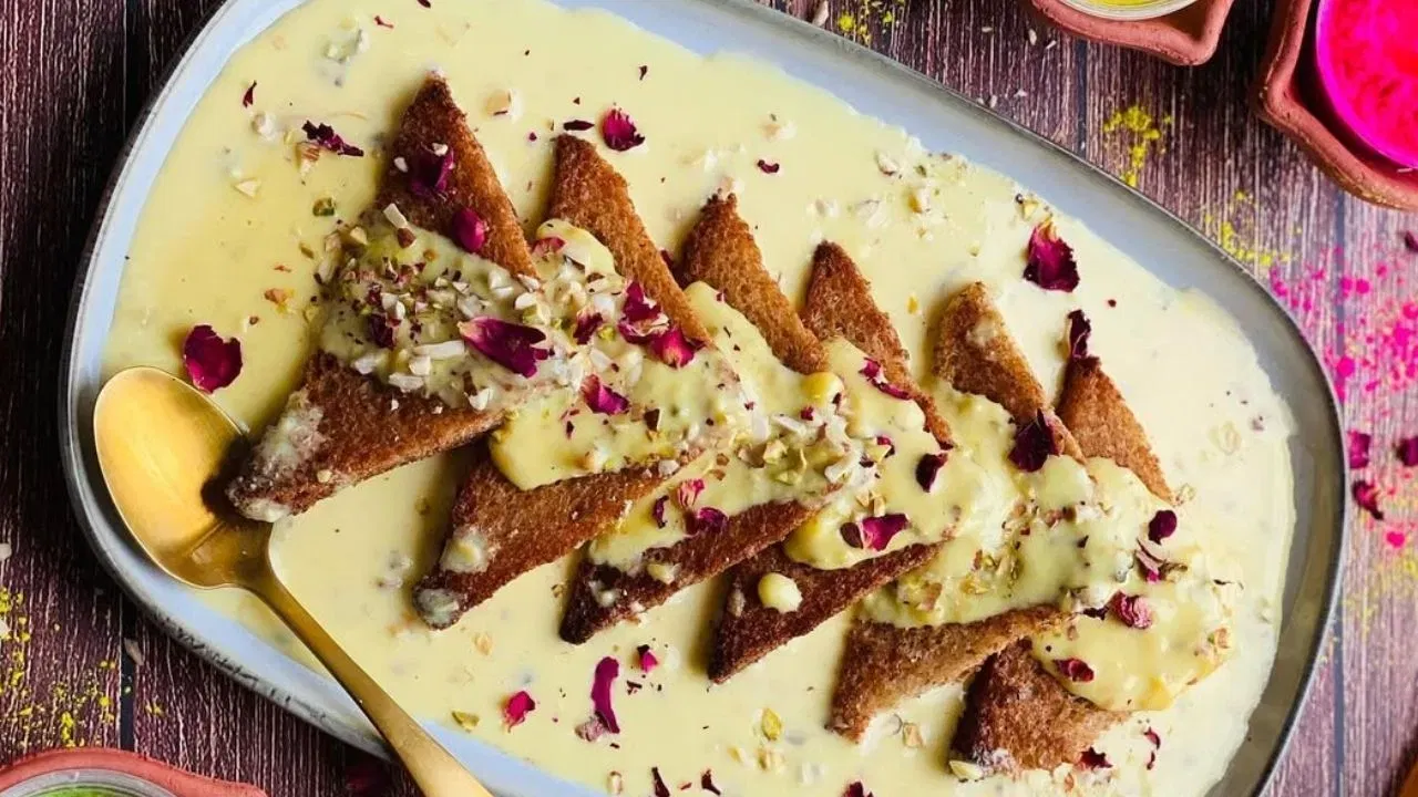 ਸ਼ਾਹੀ ਟੁਕੜਾ: ਸ਼ਾਹੀ ਟੁਕੜਾ ਵੀ ਇੱਕ ਸਿੰਪਲ ਪਰ ਬਹੁਤ ਸੁਆਦੀ ਮਿਠਾਈ ਹੈ। ਬਰੈੱਡ ਦੇ ਕਿਨਾਰਿਆਂ ਨੂੰ ਕੱਟਕੇ ਤਿਕੋਣਾਂ ਕੱਟੋ, ਅਤੇ ਇਸਨੂੰ ਤੇਲ ਜਾਂ ਸ਼ੁੱਧ ਘਿਓ ਵਿੱਚ ਉਦੋਂ ਤੱਕ ਭੁੰਨੋ ਜਦੋਂ ਤੱਕ ਇਹ ਕੁਰਕੁਰਾ ਨਾ ਹੋ ਜਾਵੇ। ਦੁੱਧ ਗਰਮ ਕਰਨ ਤੋਂ ਬਾਅਦ, ਕਸਟਰਡ ਪਾਊਡਰ ਪਾਓ ਅਤੇ ਗਾੜ੍ਹਾ ਹੋਣ ਤੱਕ ਪਕਾਓ। ਫਿਰ ਇਲਾਇਚੀ ਅਤੇ ਕਰੱਸ਼ ਕੀਤੇ ਹੋਏ ਡ੍ਰਾਈ ਫਰੂਟਸ ਪਾਓ। ਸਾਰੇ ਬਰੈੱਡ ਦੇ ਟੁਕੜਿਆਂ ਨੂੰ ਇੱਕ ਪਲੇਟ ਵਿੱਚ ਸੀਕਵੈਂਸ ਵਿੱਚ ਲਗਾ ਕੇ ਤਿਆਰ ਦੁੱਧ ਇਨ੍ਹਾਂ ਉੱਤੇ ਪਾਓ, ਅਤੇ ਡ੍ਰਾਈ ਰੋਜ ਪੇਟਲਸ ਨਾਲ ਗ੍ਰਾਨਿਸ਼ ਕਰੋ। ਤੁਹਾਡਾ ਸ਼ਾਹੀ ਟੁਕੜਾ ਤਿਆਰ ਹੈ। ਚਿੱਤਰ: the_food_katta