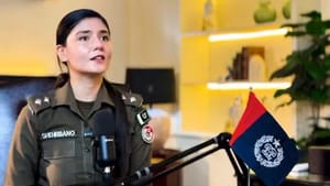 Video: PAK ਮਹਿਲਾ ਪੁਲਿਸ ਅਫਸਰ ਦਾ ਇਹ ਵੀਡੀਓ ਦੇਖਿਆ ਤੁਸੀਂ? ਮਜਾਰ ਬਣਾ ਰਹੇ ਲੋਕ Video: PAK ਮਹਿਲਾ ਪੁਲਿਸ ਅਫਸਰ ਦਾ ਇਹ ਵੀਡੀਓ ਦੇਖਿਆ ਤੁਸੀਂ? ਮਜਾਰ ਬਣਾ ਰਹੇ ਲੋਕ