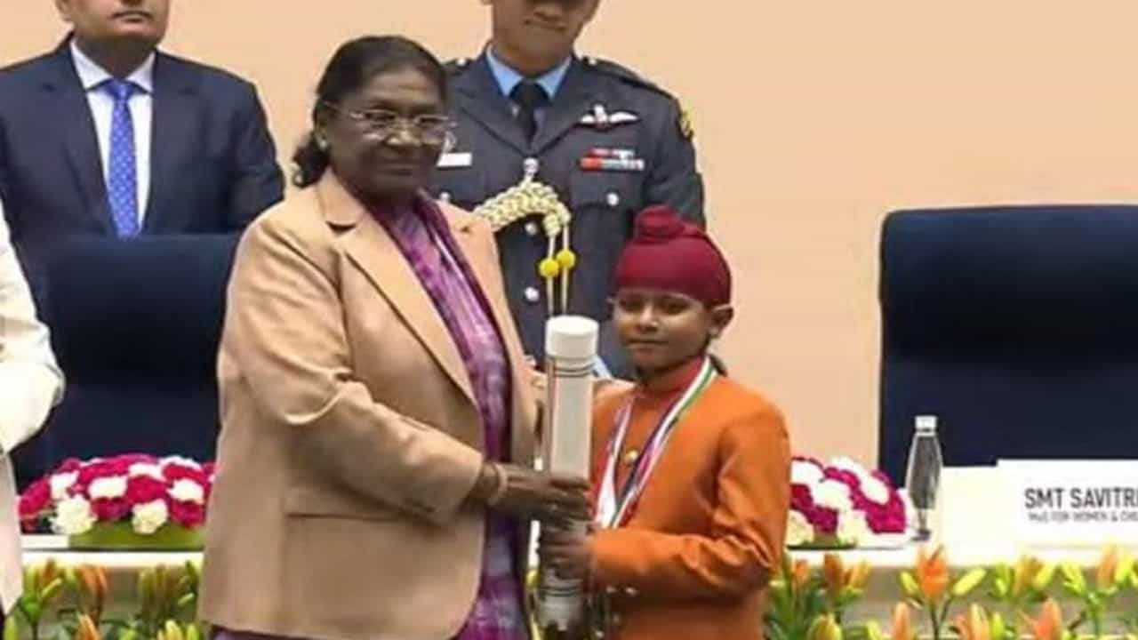 ਛੋਟੇ ਸਿਪਾਹੀ ਸ਼ਰਵਣ ਨੂੰ ਰਾਸ਼ਟਰੀ ਬਾਲ ਪੁਰਸਕਾਰ, ਦਿੱਲੀ ਵਿਖੇ ਰਾਸ਼ਟਰਪਤੀ ਨੇ ਕੀਤਾ ਸਨਮਾਨਿਤ; ਆਪ੍ਰੇਸ਼ਨ ਸਿੰਦੂਰ ਦੌਰਾਨ ਕੀਤੀ ਸੀ ਨਿਰਸਵਾਰਥ ਸੇਵਾ