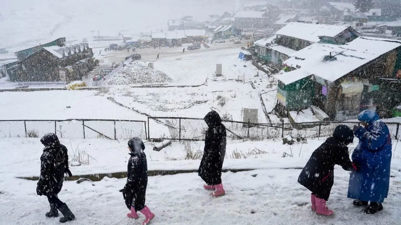 ਗੁਲਮਰਗ ਵਿੱਚ ਸੀਜ਼ਨ ਦੀ ਪਹਿਲੀ ਬਰਫ਼ਬਾਰੀ ਨਾਲ ਝੂੰਮੇ ਸੈਲਾਨੀ, 6 ਇੰਚ ਤੱਕ ਜੰਮੀ ਬਰਫ... ਘਾਟੀ ਵਿੱਚ 48 ਘੰਟਿਆਂ ਲਈ ਅਲਰਟ ਜਾਰੀ ਕੀਤਾ ਗਿਆ