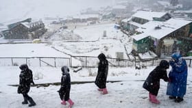 ਗੁਲਮਰਗ ਵਿੱਚ ਸੀਜ਼ਨ ਦੀ ਪਹਿਲੀ ਬਰਫ਼ਬਾਰੀ ਨਾਲ ਝੂੰਮੇ ਸੈਲਾਨੀ, 6 ਇੰਚ ਤੱਕ ਜੰਮੀ ਬਰਫ... ਘਾਟੀ ਵਿੱਚ 48 ਘੰਟਿਆਂ ਲਈ ਅਲਰਟ ਜਾਰੀ ਕੀਤਾ ਗਿਆ