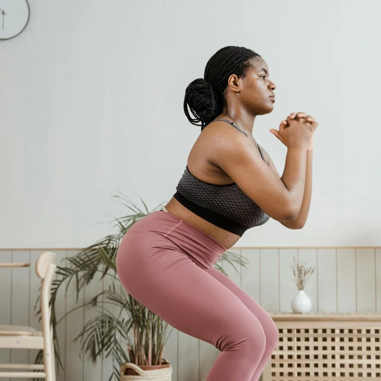 ਸਕੁਐਟਸ ਕਰਨ ਨਾਲ ਪੈਰਾਂ,ਪੱਟਾਂ ਅਤੇ ਕਮਰ ਦੀਆਂ ਮਾਸਪੇਸ਼ੀਆਂ ਨੂੰ ਮਜ਼ਬੂਤ ਹੁੰਦੀਆਂ ਹਨ। ਤੁਸੀਂ ਇਹ ਘਰ ਵਿੱਚ ਹੀ ਕਰ ਸਕਦੇ ਹੋ। 10-15 ਸਕੁਐਟਸ ਨਾਲ ਸ਼ੁਰੂ ਕਰੋ ਅਤੇ ਹੌਲੀ-ਹੌਲੀ ਗਿਣਤੀ ਵਧਾਓ। ਇਹ ਕਸਰਤ ਮੈਟਾਬੋਲਿਜ਼ਮ ਨੂੰ ਵੀ ਐਕਟਿਵ ਰੱਖਦੀ ਹੈ।