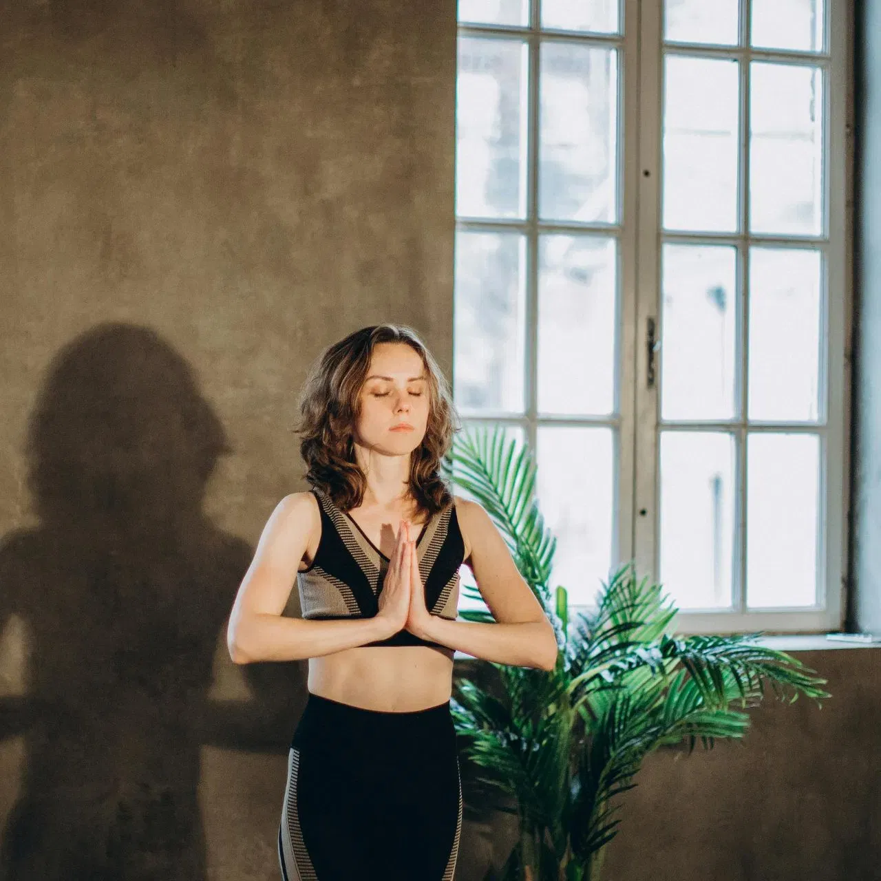 ਸੂਰਿਆ ਨਮਸਕਾਰ ਪੂਰੇ ਸਰੀਰ ਦੀ ਐਕਸਰਸਾਈਜ ਹੈ। ਰੋਜ਼ਾਨਾ 8-12 ਰਾਉਂਡ ਨਾਲ ਮਾਸਪੇਸ਼ੀਆਂ ਮਜ਼ਬੂਤ ਹੁੰਦੀਆਂ ਹਨ, ਲਚੀਲਾਪਨ ਵੱਧਦਾ ਹੈ ਅਤੇ ਫੇਫੜਿਆਂ ਨੂੰ ਵੀ ਫਾਇਦਾ ਹੁੰਦਾ ਹੈ। ਪ੍ਰਦੂਸ਼ਿਤ ਦਿਨਾਂ ਦੌਰਾਨ ਇਸਨੂੰ ਇੱਕ ਵਧੀਆ ਵਿਕਲਪ ਮੰਨਿਆ ਜਾਂਦਾ ਹੈ।