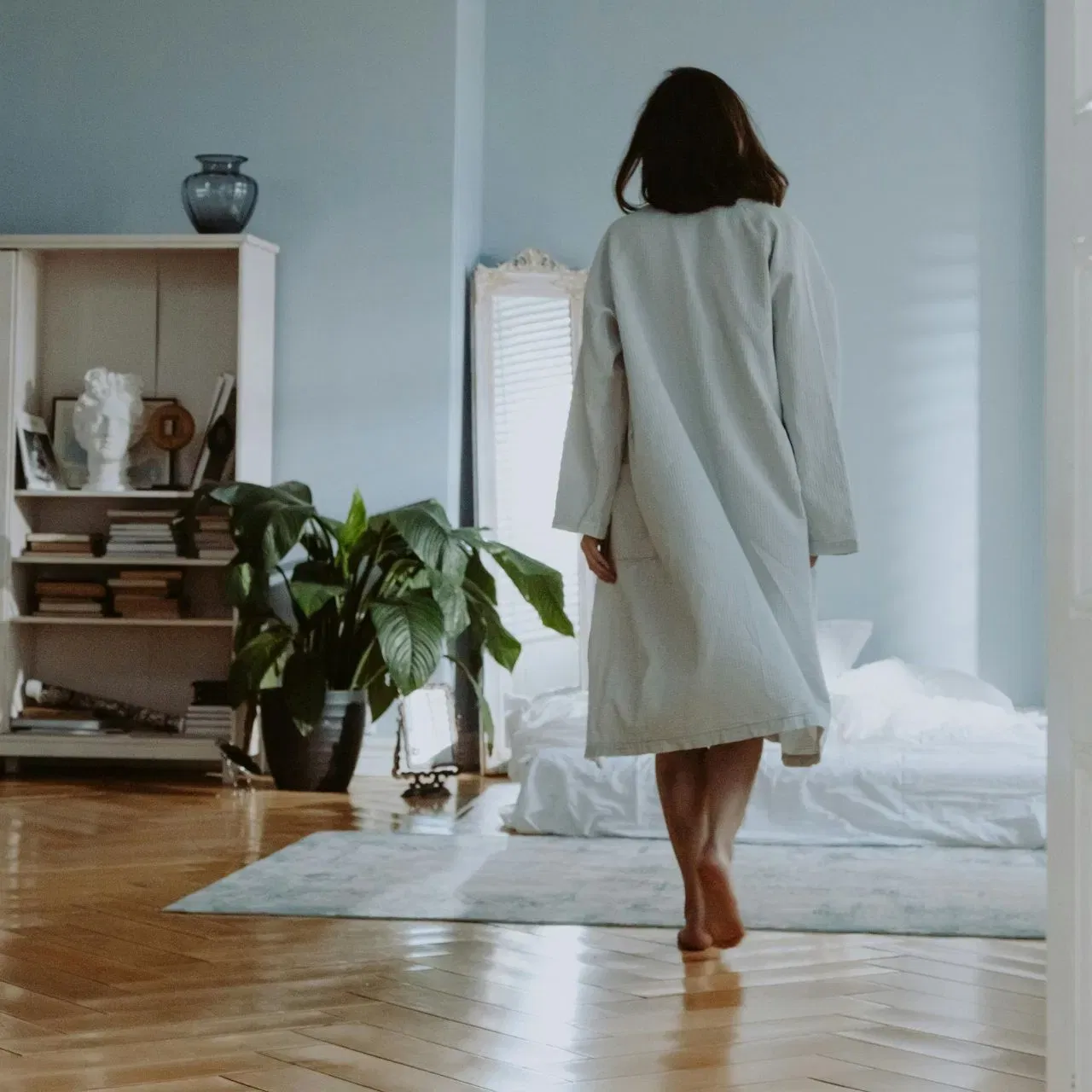 ਜੇਕਰ ਤੁਸੀਂ ਬਾਹਰ ਵਾਕ ਨਹੀਂ ਕਰ ਪਾ ਰਹੇ ਹੋ ਤਾਂ ਘਰ ਵਿੱਚ ਇੱਕ ਜਗ੍ਹਾ ਖੜ੍ਹੇ ਹੋ ਕੇ ਸੈਰ ਕਰੋ। ਗੋਡਿਆਂ ਨੂੰ ਥੋੜਾ ਉੱਤੇ ਚੁੱਕਦੇ ਹੋਏ 10-15 ਮਿੰਟ ਮਾਰਚ ਕਰੋ। ਇਸ ਨਾਲ ਦਿਲ ਦੀ ਧੜਕਣ ਨੂੰ ਤੇਜ ਹੁੰਦੀ ਹੈ ਅਤੇ ਕੈਲੋਰੀ ਨੂੰ ਬਰਨ ਕਰਨ ਵਿੱਚ ਵੀ ਮਦਦ ਮਿਲਦੀ ਹੈ।