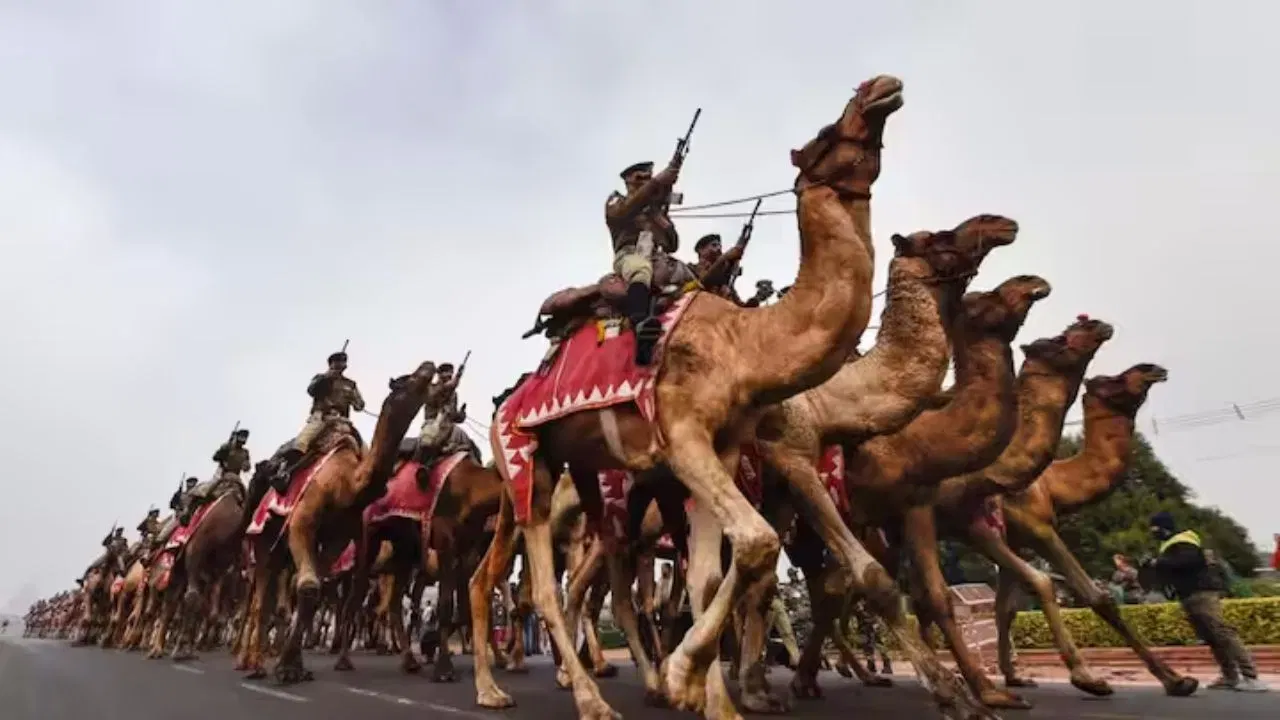 ਪਰੇਡ ਵਿੱਚ ਹਿੱਸਾ ਲੈਣ ਵਾਲੇ ਟੈਂਕਾਂ, ਤੋਪਾਂ, ਬਖਤਰਬੰਦ ਵਾਹਨਾਂ ਅਤੇ ਹੋਰ ਫੌਜੀ ਉਪਕਰਣਾਂ ਨੂੰ ਰੱਖਣ ਲਈ ਇੰਡੀਆ ਗੇਟ ਦੇ ਨੇੜੇ ਵਿਸ਼ੇਸ਼ ਕੈਂਪ ਲਗਾਏ ਗਏ ਹਨ। ਇੱਥੇ ਹਰੇਕ ਉਪਕਰਣ ਦੀ ਤਕਨੀਕੀ ਅਤੇ ਸੁਰੱਖਿਆ ਜਾਂਚ ਕੀਤੀ ਜਾਂਦੀ ਹੈ। ਰਿਹਰਸਲ ਦੌਰਾਨ, ਹਰੇਕ ਟੁਕੜੀ ਲਗਭਗ 12 ਕਿਲੋਮੀਟਰ ਦੀ ਦੂਰੀ ਤੈਅ ਕਰਦੀ ਹੈ, ਜਦੋਂ ਕਿ ਪਰੇਡ ਵਾਲੇ ਦਿਨ, ਦੂਰੀ ਲਗਭਗ 9 ਕਿਲੋਮੀਟਰ ਹੁੰਦੀ ਹੈ। ਪੂਰੇ ਰੂਟ 'ਤੇ ਮਾਹਰ ਤਾਇਨਾਤ ਰਹਿੰਦੇ ਹਨ, ਲਗਭਗ 200 ਮਾਪਦੰਡਾਂ 'ਤੇ ਹਰੇਕ ਟੁਕੜੀ ਦਾ ਮੁਲਾਂਕਣ ਕਰਦੇ ਹਨ।