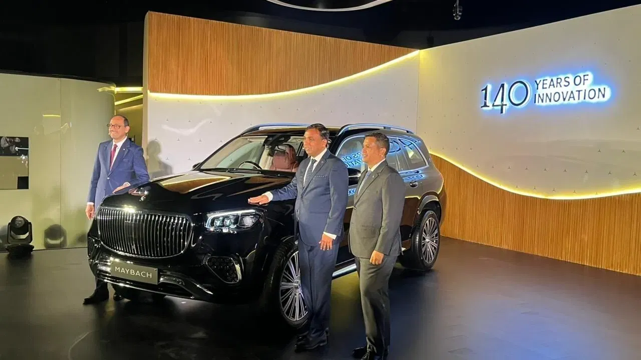 ਇਹ ਲਗਜ਼ਰੀ SUV ਵਿੱਚ ਕਈ ਫੀਚਰਸ ਦਿੱਤੇ ਗਏ ਹਨ, ਜਿਸ ਵਿੱਚ 29 ਸਪੀਕਰ, 1,610 ਵਾਟ ਪਾਵਰ, ਅਤੇ ਕਸਟਮਾਈਜੇਬਲ ਡੌਲਬੀ ਐਟਮੌਸ ਸਾਊਂਡ ਵਾਲਾ ਬਰਮੇਸਟਰ ਹਾਈ-ਐਂਡ 3D ਸਰਾਊਂਡ ਸਾਊਂਡ ਸਿਸਟਮ ਸ਼ਾਮਲ ਹੈ। ਇਸ ਤੋਂ ਇਲਾਵਾ, ਇਸ ਵਿੱਚ ਸੀਟ ਕਲਾਈਮੇਟ ਕੰਟਰੋਲ, ਮਸਾਜ ਦੇ ਨਾਲ ਮਲਟੀ-ਕਾਂਟੂਰ ਸੀਟਾਂ, ਆਰਮਰੇਸਟ ਵਿੱਚ 9.6-ਲੀਟਰ ਦਾ ਰੈਫ੍ਰਿਜਰੇਟਰ ਯੂਨਿਟ, ਮੇਬੈਕ ਸ਼ੈਂਪੇਨ ਗਲਾਸ ਲਈ ਖਾਸ ਹੋਲਡਰ, ਅਤੇ ਐਂਟੀ-ਥੈਫਟ ਅਲਾਰਮ ਅਤੇ ਐਮਰਜੈਂਸੀ ਦੀ ਡੀਡੀਐਕਟੀਵੇਸ਼ਨ ਦੇ ਨਾਲ ਆਲ-ਰਾਊਂਡ ਮਾਨੀਟਰਿੰਗ ਸਿਸਟਮ ਵੀ ਸ਼ਾਮਲ ਹੈ।