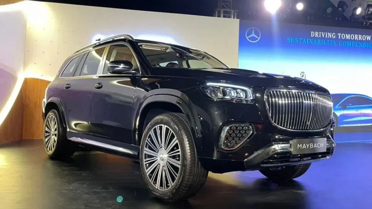 ਅੰਦਰ, Mercedes-Maybach GLS Celebration Edition ਵਿੱਚ ਦੋ ਵੱਖਰੀਆਂ ਪਿਛਲੀਆਂ ਸੀਟਾਂ, ਇੱਕ ਪੂਰੀ-ਲੰਬਾਈ ਵਾਲਾ ਸੈਂਟਰ ਕੰਸੋਲ, ਅਤੇ ਇੱਕ ਏਕੀਕ੍ਰਿਤ MBUX ਰੀਅਰ ਟੈਬਲੇਟ ਹੈ। SUV ਇੱਕ ਮੈਨੂਫੈਕਚਰ ਲੈਦਰ ਪੈਕੇਜ ਦੇ ਨਾਲ ਵੀ ਆਉਂਦੀ ਹੈ, ਜੋ ਅਪਹੋਲਸਟ੍ਰੀ ਕੁਸ਼ਨ, ਐਗਜ਼ੀਕਿਊਟਿਵ ਸੀਟਾਂ ਅਤੇ ਛੱਤ ਲਾਈਨਰ ਲਈ ਨੈਪਾ ਲੈਦਰ ਦੀ ਵਰਤੋਂ ਕਰਦੀ ਹੈ; ਮੈਨੂਫੈਕਚਰ ਐਕਸਕਲੂਸਿਵ ਲੈਦਰ ਪੈਕੇਜ ਵਿੱਚ ਮੈਚਿੰਗ ਰੰਗਾਂ ਵਿੱਚ ਵਿੰਡੋ ਫਰੇਮ ਅਤੇ ਸਾਈਡ ਇੰਸਟ੍ਰੂਮੈਂਟ ਪੈਨਲ ਵੀ ਸ਼ਾਮਲ ਹਨ।