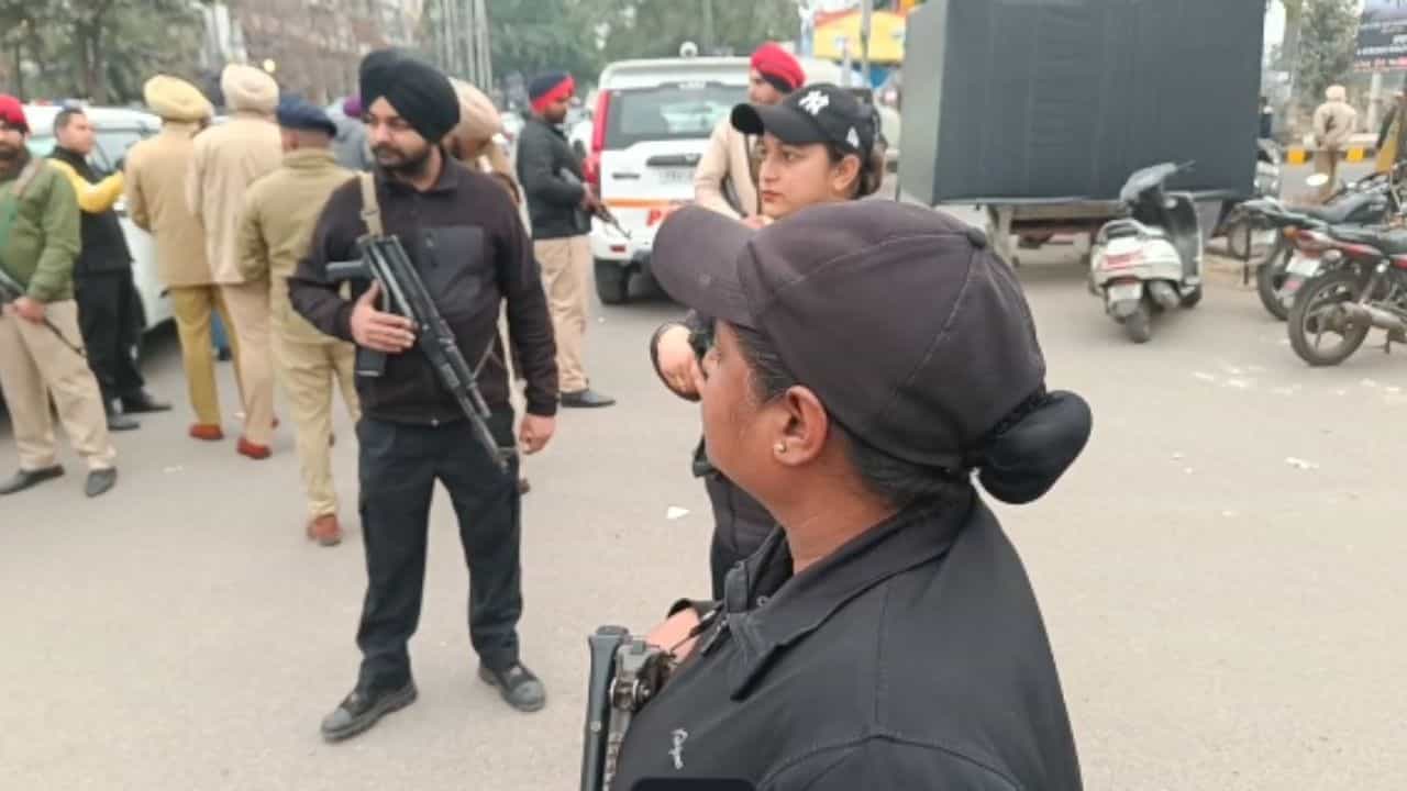 ਅੰਮ੍ਰਿਤਸਰ ਪੁਲਿਸ ਨੇ ਢਾਈ ਦਿਨਾਂ ਚ ਕੀਤੀਆਂ 301 ਗ੍ਰਿਫਤਾਰੀਆਂ, ਗੈਂਗਸਟਰਾਂ ਅਤੇ ਸਹਾਇਕਾਂ ਤੇ ਕੱਸਿਆ ਸ਼ਿਕੰਜਾ