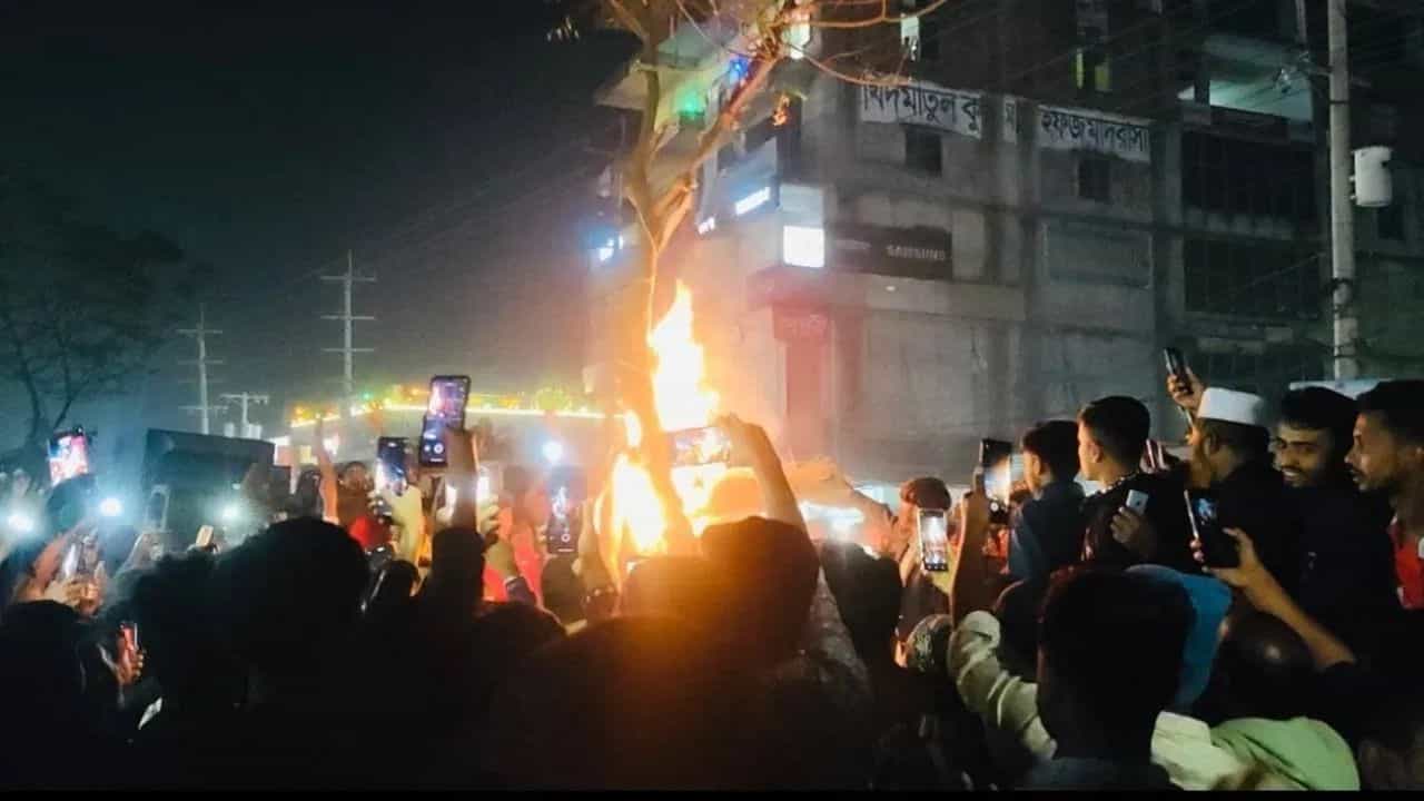 ਬੰਗਲਾਦੇਸ਼ ਵਿੱਚ ਇੱਕ ਹੋਰ ਹਿੰਦੂ ਨੌਜਵਾਨ ਤੇ ਹਮਲਾ, ਖੋਕਨ ਦਾਸ ਨੂੰ ਕੀਤਾ ਅੱਗ ਦੇ ਹਵਾਲੇ ਬੰਗਲਾਦੇਸ਼ ਵਿੱਚ ਇੱਕ ਹੋਰ ਹਿੰਦੂ ਨੌਜਵਾਨ ਤੇ ਹਮਲਾ, ਖੋਕਨ ਦਾਸ ਨੂੰ ਕੀਤਾ ਅੱਗ ਦੇ ਹਵਾਲੇ