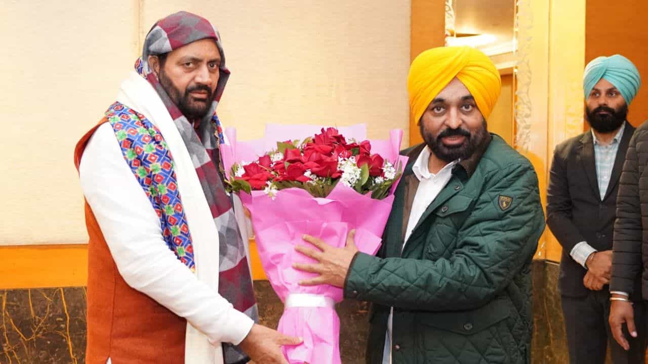 SYL ਨੂੰ ਲੈ ਕੇ ਪੰਜਾਬ-ਹਰਿਆਣਾ ਵਿਚਾਲੇ ਹੋਈ ਬੈਠਕ, CM ਮਾਨ ਤੇ ਸੀਐਮ ਸੈਣੀ ਰਹੇ ਮੌਜੂਦ SYL ਨੂੰ ਲੈ ਕੇ ਪੰਜਾਬ-ਹਰਿਆਣਾ ਵਿਚਾਲੇ ਹੋਈ ਬੈਠਕ, CM ਮਾਨ ਤੇ ਸੀਐਮ ਸੈਣੀ ਰਹੇ ਮੌਜੂਦ