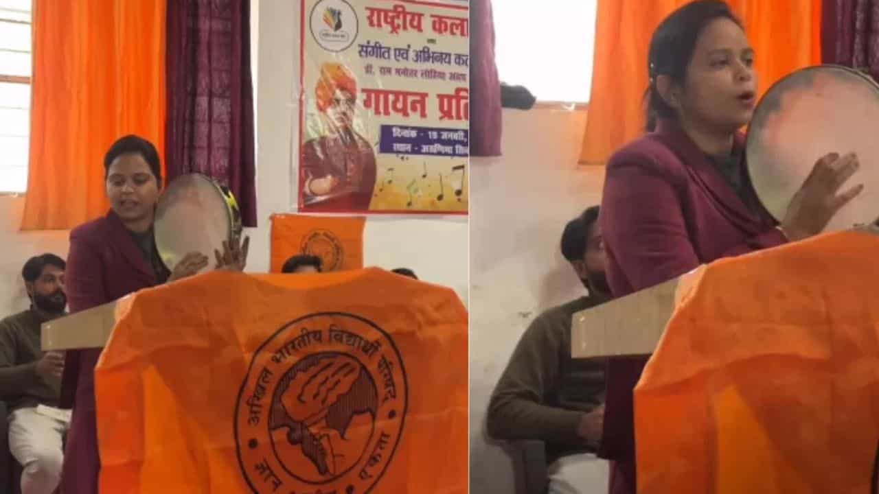 Viral Video: ਕਾਲਜ ਦੀ ਕੁੜੀ ਨੇ ਡਫਲੀ ਵਜਾਉਂਦੇ ਹੋਏ ਗਾਇਆ ਬਾਰਡਰ ਫਿਲਮ ਦਾ ਗੀਤ, ਵੀਡੀਓ ਹੋ ਗਿਆ ਵਾਇਰਲ Viral Video: ਕਾਲਜ ਦੀ ਕੁੜੀ ਨੇ ਡਫਲੀ ਵਜਾਉਂਦੇ ਹੋਏ ਗਾਇਆ ਬਾਰਡਰ ਫਿਲਮ ਦਾ ਗੀਤ, ਵੀਡੀਓ ਹੋ ਗਿਆ ਵਾਇਰਲ