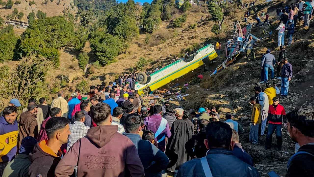 ਧੁੰਦ, ਸੜਕ ਤੇ ਫਿਸਲਣ ਅਤੇ ਫਿਰ ਖੱਡ ਵਿੱਚ ਡਿੱਗੀ ਬੱਸ... ਹਿਮਾਚਲ ਹਾਦਸੇ ਚ 14 ਲੋਕਾਂ ਦੀ ਮੌਤ