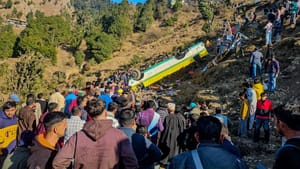 ਧੁੰਦ, ਸੜਕ 'ਤੇ ਫਿਸਲਣ ਅਤੇ ਫਿਰ ਖੱਡ ਵਿੱਚ ਡਿੱਗੀ ਬੱਸ... ਹਾਦਸੇ 'ਚ 14 ਮੌਤਾਂ