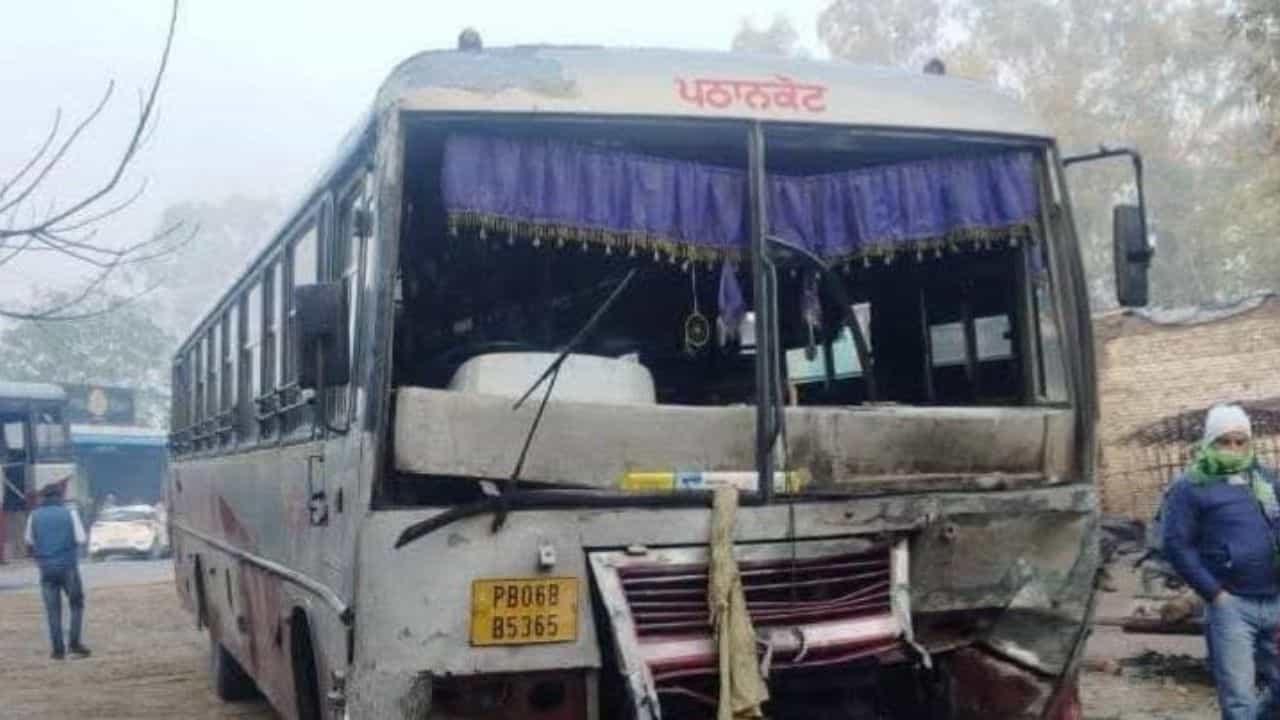 ਹੁਸ਼ਿਆਰਪੁਰ ਚ ਬੱਸ ਤੇ ਕਾਰ ਵਿਚਕਾਰ ਭਿਆਨਕ ਟੱਕਰ, ਹਾਦਸੇ ਵਿੱਚ ਚਾਰ ਲੋਕਾਂ ਦੀ ਮੌਤ