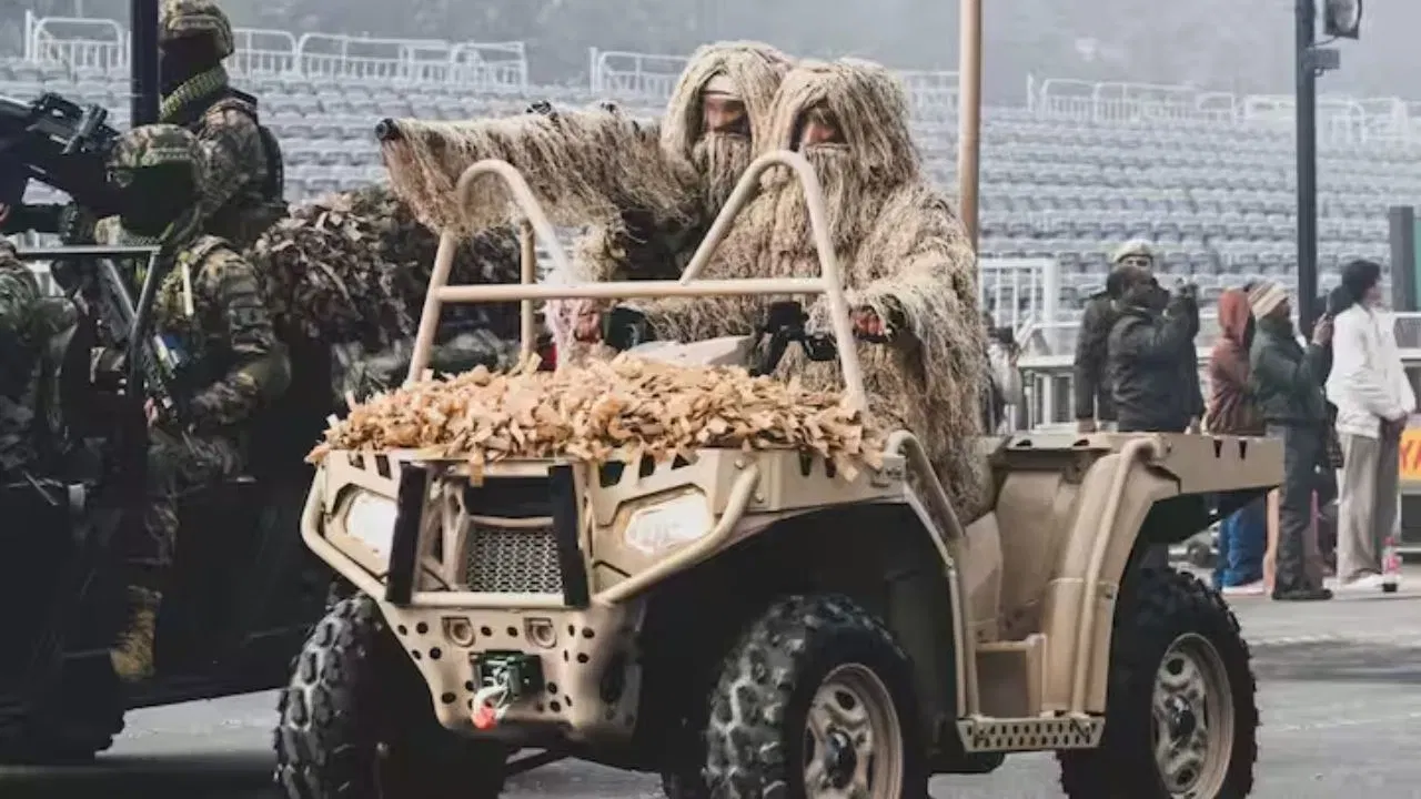 ਹਰੇਕ ਸਿਪਾਹੀ ਨੂੰ ਲਗਭਗ 600 ਘੰਟੇ ਦੀ ਸਖ਼ਤ ਟ੍ਰੇਨਿੰਗ ਮਿਲਦੀ ਹੈ। ਪਰੇਡ ਵਾਲੇ ਦਿਨ, ਸਿਪਾਹੀ ਸਵੇਰੇ 2 ਵਜੇ ਦੇ ਕਰੀਬ ਤਿਆਰੀਆਂ ਸ਼ੁਰੂ ਕਰਦੇ ਹਨ ਅਤੇ  3 ਵਜੇ ਤੱਕ ਡਿਊਟੀ ਤੇ ਪਹੁੰਚ ਜਾਂਦੇ ਹਨ। ਝਾਂਕੀਆਂ ਲਗਭਗ 5 ਕਿਲੋਮੀਟਰ ਪ੍ਰਤੀ ਘੰਟਾ ਦੀ ਰਫ਼ਤਾਰ ਨਾਲ ਚੱਲਦੀਆਂ ਹਨ, ਤਾਂ ਜੋ ਦਰਸ਼ਕ ਹਰ ਦ੍ਰਿਸ਼ ਨੂੰ ਸਪਸ਼ਟ ਤੌਰ 'ਤੇ ਦੇਖ ਸਕਣ। ਗਣਤੰਤਰ ਦਿਵਸ ਪਰੇਡ ਵਿੱਚ ਹਿੱਸਾ ਲੈਣ ਲਈ ਸੈਨਿਕਾਂ ਨੂੰ ਚਾਰ ਪੱਧਰੀ ਸੁਰੱਖਿਆ ਜਾਂਚਾਂ ਵਿੱਚੋਂ ਗੁਜ਼ਰਨਾ ਪੈਂਦਾ ਹੈ।