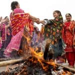 Lohri 2026: ਲੋਹੜੀ ਦੀ ਅੱਗ ਵਿੱਚ ਰੇਵੜੀ-ਮੂੰਗਫਲੀ ਹੀ ਨਹੀਂ, ਭੇਟ ਕਰੋ ਇਹ ਵੀ ਚੀਜਾਂ, ਸਾਲ ਭਰ ਘਰ ਵਿੱਚ ਵਰ੍ਹੇਗੀ ਖੁਸ਼ਹਾਲੀ!