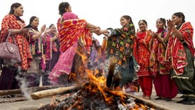 ਲੋਹੜੀ ਦੀ ਅੱਗ ਵਿੱਚ ਭੇਟ ਕਰੋ ਇਹ ਵੀ ਚੀਜਾਂ, ਸਾਲ ਭਰ ਘਰ 'ਚ ਵਰ੍ਹੇਗੀ ਖੁਸ਼ਹਾਲੀ!