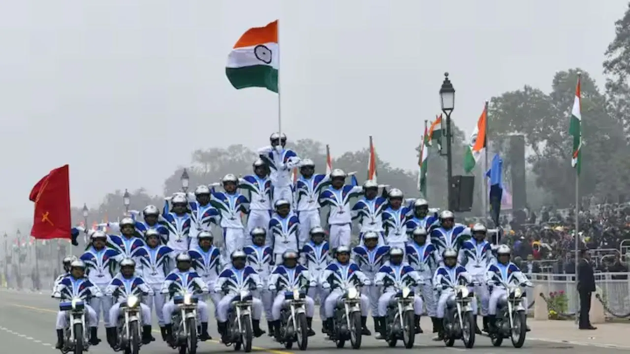 ਦਿਲਚਸਪ ਗੱਲ ਇਹ ਹੈ ਕਿ ਇਹ ਸਲਾਮੀ 21 ਵੱਖ-ਵੱਖ ਤੋਪਾਂ ਤੋਂ ਨਹੀਂ, ਸਗੋਂ ਫੌਜ ਦੀਆਂ ਸੱਤ ਤੋਪਾਂ ਨਾਲ ਤਿੰਨ ਪੜਾਵਾਂ ਵਿੱਚ ਦਿੱਤੀ ਜਾਂਦੀ ਹੈ। ਪਰੇਡ ਵਿੱਚ ਹਿੱਸਾ ਲੈਣ ਵਾਲੇ ਸਿਪਾਹੀ ਜੁਲਾਈ ਦੇ ਸ਼ੁਰੂ ਵਿੱਚ ਆਪਣੀ ਟ੍ਰੇਨਿੰਗ ਸ਼ੁਰੂ ਕਰ ਦਿੰਦੇ ਹਨ। ਉਹ ਪਹਿਲਾਂ ਆਪਣੇ ਰੈਜੀਮੈਂਟਲ ਬੇਸ 'ਤੇ ਅਭਿਆਸ ਕਰਦੇ ਹਨ ਅਤੇ ਦਸੰਬਰ ਤੱਕ ਦਿੱਲੀ ਪਹੁੰਚ ਜਾਂਦੇ ਹਨ।