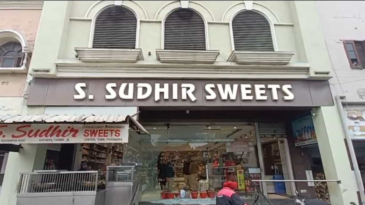 ਫਗਵਾੜਾ ਦੇ ਸਵੀਟ ਹਾਊਸ ਤੇ ਫਾਈਰਿੰਗ, ਐਕਟਿਵਾ ਤੇ ਆਏ ਬਦਮਾਸ਼ਾਂ ਨੇ ਵਰ੍ਹਾਈਆਂ ਗੋਲੀਆਂ, ਜਾਂਚ ਜਾਰੀ