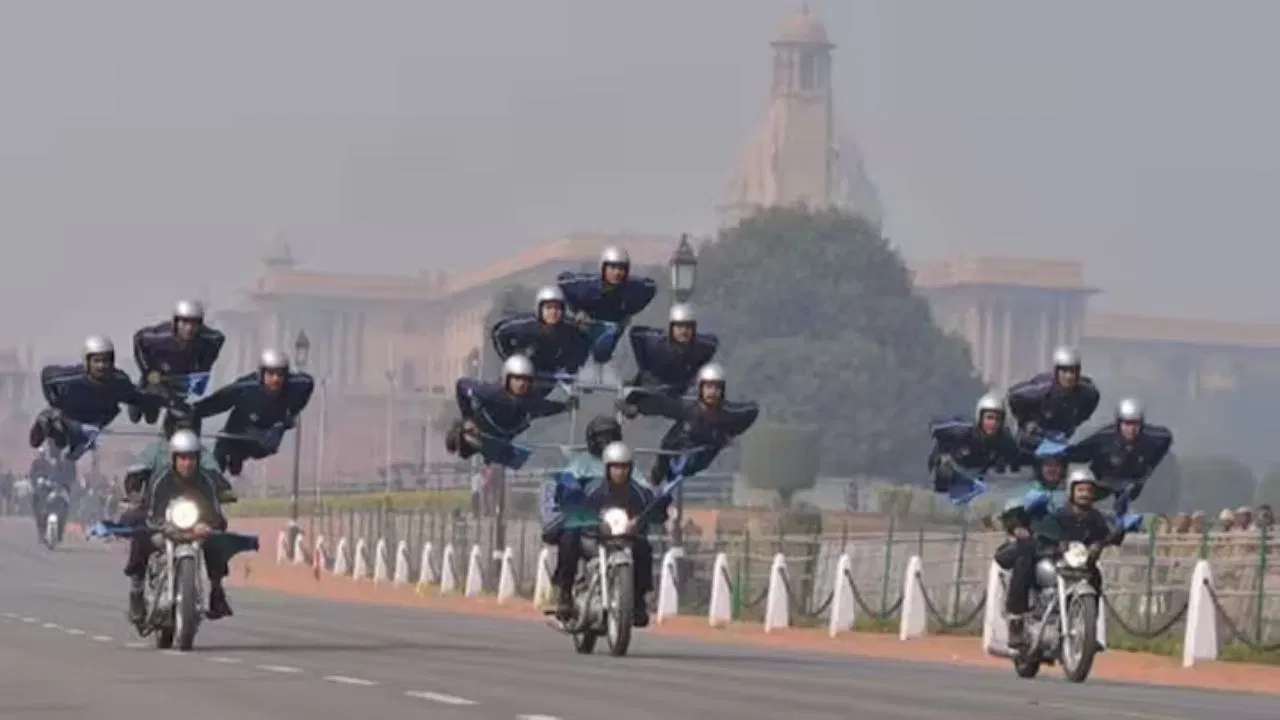 ਹਰ ਸਾਲ, ਲਗਭਗ 200,000 ਲੋਕ ਪਰੇਡ ਵਿੱਚ ਸ਼ਾਮਲ ਹੁੰਦੇ ਹਨ, ਅਤੇ ਬਹੁਤ ਸਾਰੇ ਵਿਦੇਸ਼ੀ ਪਤਵੰਤੇ ਵੀ ਇੱਥੇ ਪਹੁੰਚਦੇ ਹਨ। ਪੂਰੀ ਗਣਤੰਤਰ ਦਿਵਸ ਪਰੇਡ ਰੱਖਿਆ ਮੰਤਰਾਲੇ ਦੀ ਨਿਗਰਾਨੀ ਹੇਠ ਆਯੋਜਿਤ ਕੀਤੀ ਜਾਂਦੀ ਹੈ। ਫੌਜ, ਜਲ ਸੈਨਾ ਅਤੇ ਹਵਾਈ ਸੈਨਾ, ਕਈ ਹੋਰ ਸੁਰੱਖਿਆ ਅਤੇ ਪ੍ਰਸ਼ਾਸਕੀ ਏਜੰਸੀਆਂ ਦੇ ਨਾਲ, ਇਸਦੀ ਤਿਆਰੀ ਲਈ ਮਿਲ ਕੇ ਕੰਮ ਕਰਦੇ ਹਨ।