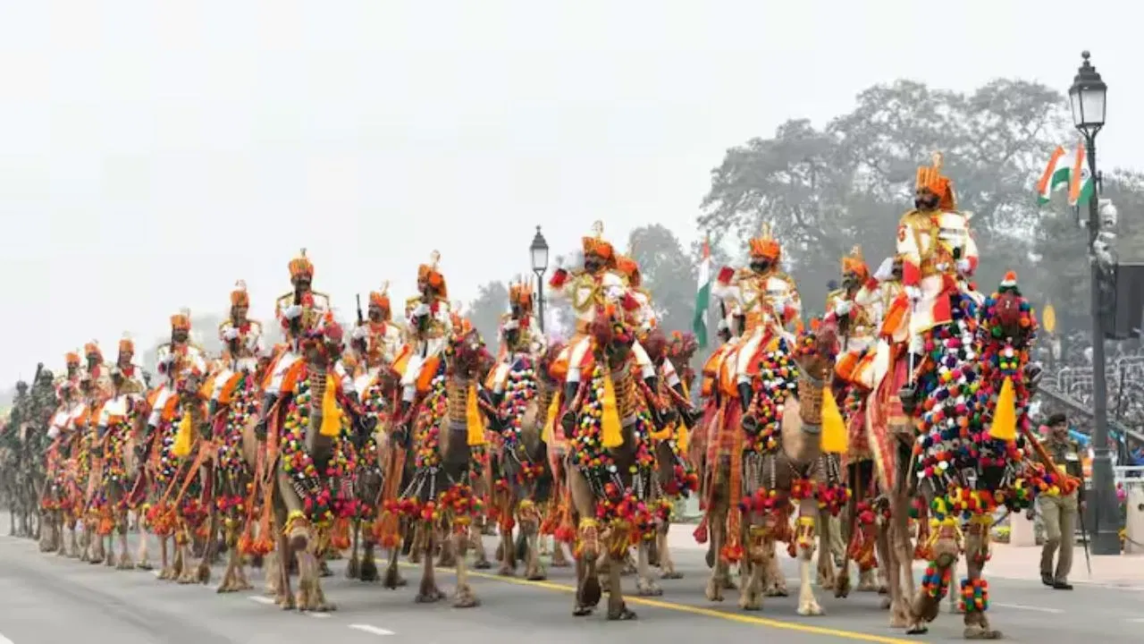 ਭਾਰਤ ਵਿੱਚ ਹਰ ਸਾਲ 26 ਜਨਵਰੀ ਨੂੰ ਗਣਤੰਤਰ ਦਿਵਸ ਮਨਾਇਆ ਜਾਂਦਾ ਹੈ, ਜੋ ਸੰਵਿਧਾਨ ਦੇ ਲਾਗੂ ਹੋਣ ਦਾ ਪ੍ਰਤੀਕ ਹੈ। ਭਾਰਤ 2026 ਵਿੱਚ ਆਪਣਾ 77ਵਾਂ ਗਣਤੰਤਰ ਦਿਵਸ ਮਨਾਉਣ ਜਾ ਰਿਹਾ ਹੈ। ਇਸ ਮੌਕੇ 'ਤੇ, ਰਾਸ਼ਟਰਪਤੀ ਰਾਸ਼ਟਰ ਨੂੰ ਸੰਬੋਧਨ ਕਰਦੇ ਹਨ ਅਤੇ ਰਾਜਧਾਨੀ ਦਿੱਲੀ ਵਿੱਚ ਪਰੇਡ ਦਾ ਆਯੋਜਨ ਕੀਤਾ ਜਾਂਦਾ ਹੈ, ਜੋ ਭਾਰਤ ਦੀ ਫੌਜੀ ਸ਼ਕਤੀ, ਅਨੁਸ਼ਾਸਨ ਅਤੇ ਸੱਭਿਆਚਾਰਕ ਵਿਭਿੰਨਤਾ ਨੂੰ ਦੁਨੀਆ ਦੇ ਸਾਹਮਣੇ ਪ੍ਰਦਰਸ਼ਿਤ ਕਰਦਾ ਹੈ।