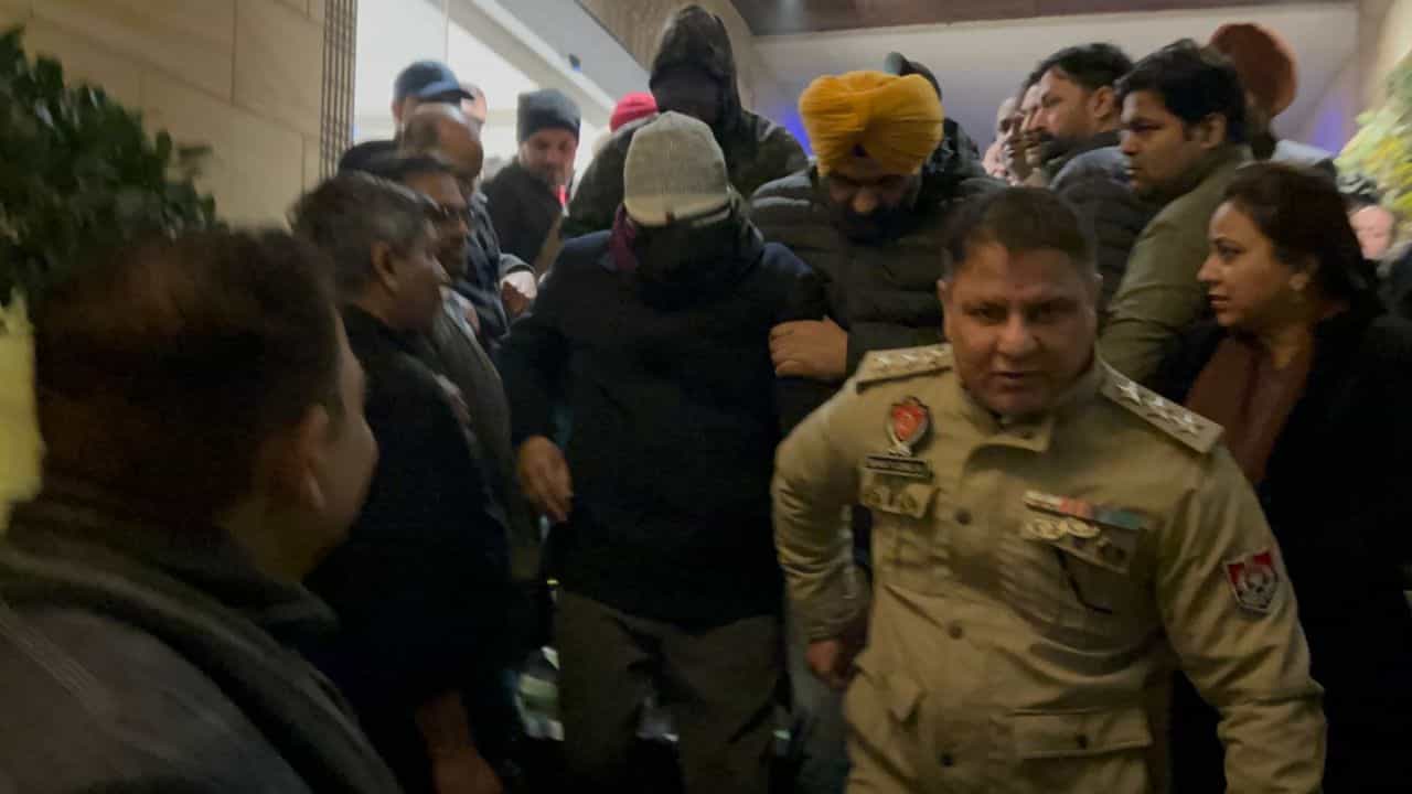 328 ਸਰੂਪ ਮਾਮਲੇ ਚ ਲੁਧਿਆਣਾ ਵਿੱਚ CA ਦੇ ਦਫ਼ਤਰ ਤੇ SIT ਦਾ ਛਾਪਾ, ਜਰੂਰੀ ਦਸਤਾਵੇਜ਼, ਲੈਪਟਾਪ ਅਤੇ DVR ਜ਼ਬਤ 328 ਸਰੂਪ ਮਾਮਲੇ ਚ ਲੁਧਿਆਣਾ ਵਿੱਚ CA ਦੇ ਦਫ਼ਤਰ ਤੇ SIT ਦਾ ਛਾਪਾ, ਜਰੂਰੀ ਦਸਤਾਵੇਜ਼, ਲੈਪਟਾਪ ਅਤੇ DVR ਜ਼ਬਤ