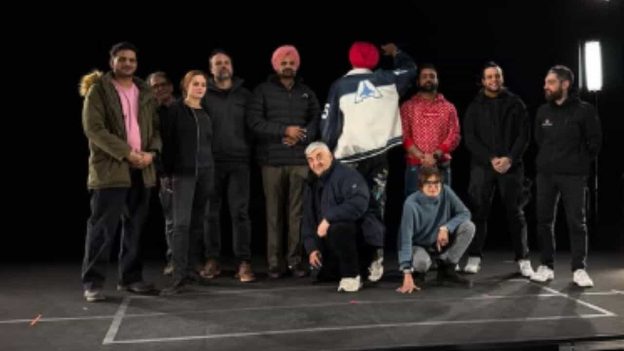 ਮੂਸੇਵਾਲਾ ਦੇ ਸ਼ੋਅ ਦੀ ਸਟੇਜ ਫੋਟੋ ਰਿਲੀਜ: ਟੀਮ ਨਾਲ ਖੜ੍ਹੇ ਦਿਖੇ ਬਲਕੌਰ ਸਿੰਘ ; ਇਸੇ ਸਾਲ ਆਵੇਗਾ ਹੋਲੋਗ੍ਰਾਮ ਸ਼ੋਅ