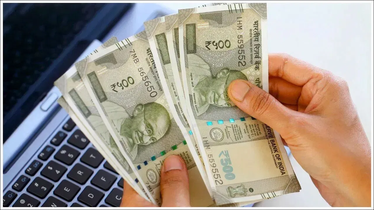 ਕੇਂਦਰ ਸਰਕਾਰ ਜਲਦੀ ਹੀ ਇੱਕ ਨਵੀਂ 'ਮਾਈਕ੍ਰੋਕ੍ਰੈਡਿਟ ਸਕੀਮ' ਸ਼ੁਰੂ ਕਰਨ ਜਾ ਰਹੀ ਹੈ, ਜਿਸ ਦੇ ਤਹਿਤ ਬਿਨਾਂ ਕਿਸੇ ਗਰੰਟੀ ਦੇ 10,000 ਤੱਕ ਦੇ ਕਰਜ਼ੇ ਪ੍ਰਦਾਨ ਕੀਤੇ ਜਾਣਗੇ।