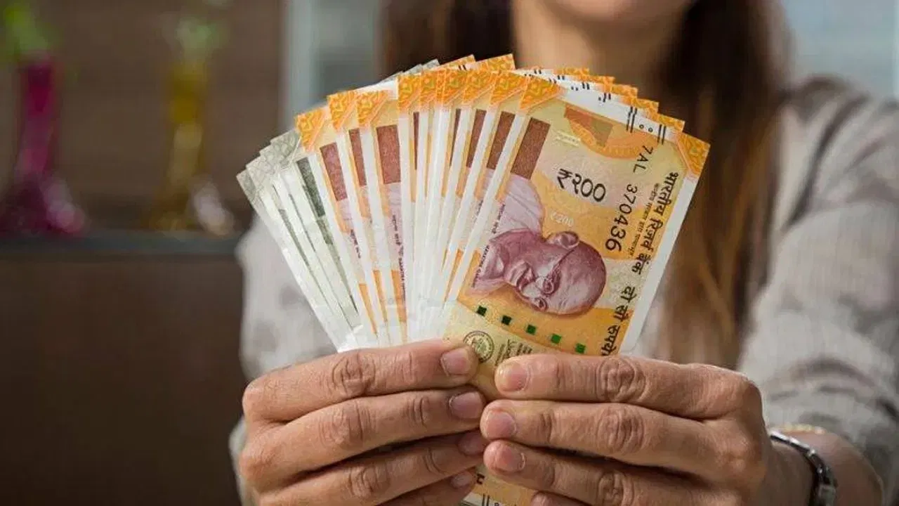 ਇਸ ਤੋਂ ਇਲਾਵਾ, ਲਾਭਾਂ ਵਿੱਚ 7% ਵਿਆਜ ਸਬਸਿਡੀ ਅਤੇ ਡਿਜੀਟਲ ਭੁਗਤਾਨਾਂ ਨੂੰ ਉਤਸ਼ਾਹਿਤ ਕਰਨਾ ਸ਼ਾਮਲ ਹੈ। ਇਹ ਸੰਭਾਵਨਾ ਹੈ ਕਿ ਨਵੀਂ ਗਿਗ ਵਰਕਰ ਸਕੀਮ ਇੱਕ ਸਮਾਨ ਢਾਂਚੇ ਦੀ ਪਾਲਣਾ ਕਰੇਗੀ। ਸਿਰਫ਼ ਉਨ੍ਹਾਂ ਕਾਮਿਆਂ ਨੂੰ ਹੀ ਇਸ ਯੋਜਨਾ ਦਾ ਲਾਭ ਮਿਲੇਗਾ ਜਿਨ੍ਹਾਂ ਦੀ ਪਛਾਣ ਸਰਕਾਰੀ ਰਿਕਾਰਡਾਂ ਵਿੱਚ ਦਰਜ ਹੈ।