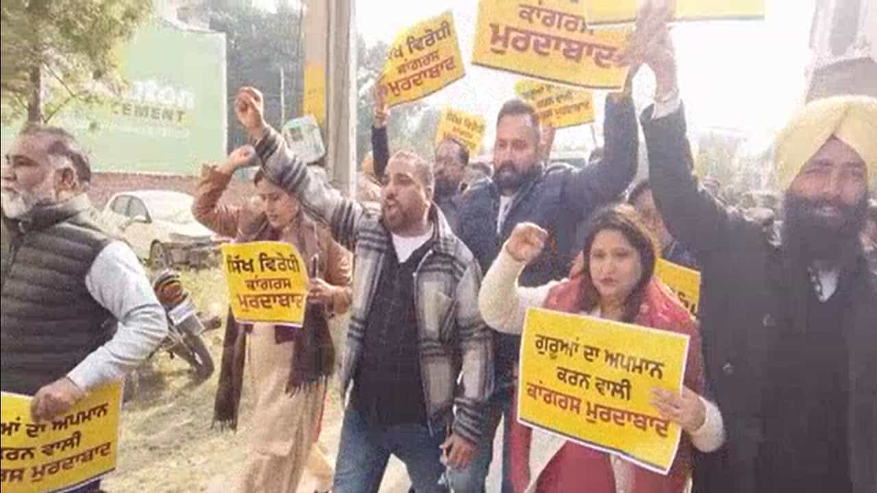 ਜਲੰਧਰ: ਆਤਿਸ਼ੀ ਦੀ ਵੀਡੀਓ ਤੇ ਹੰਗਾਮਾ, ਆਪ ਵਰਕਰਾਂ ਨੇ ਪਰਗਟ ਸਿੰਘ ਦੇ ਘਰ ਦਾ ਕੀਤਾ ਘਿਰਾਓ