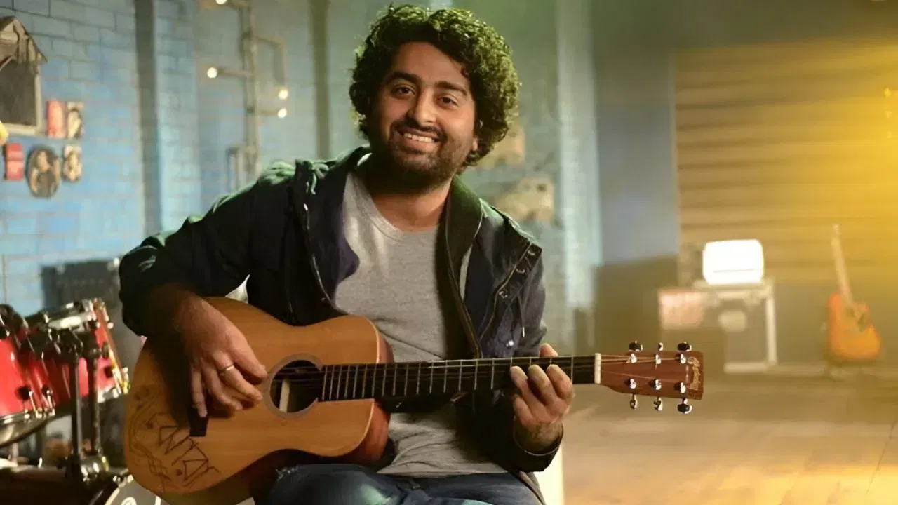 ਮੀਡੀਆ ਰਿਪੋਰਟਾਂ ਦੇ ਅਨੁਸਾਰ, ਅਰਿਜੀਤ ਸਿੰਘ ਇੱਕ ਫਿਲਮ ਲਈ ਇੱਕ ਗੀਤ ਗਾਉਣ ਲਈ 8 ਤੋਂ 10 ਲੱਖ  ਰੁਪਏ ਚਾਰਜ ਕਰਦੇ ਹਨ। ਕੁਝ ਮੀਡੀਆ ਰਿਪੋਰਟਾਂ ਦੱਸਦੀਆਂ ਹਨ ਕਿ ਇਹ ਰਕਮ 10 ਲੱਖ  ਤੋਂ ਵੱਧ ਹੈ। ਉਨ੍ਹਾਂ ਨੇ ਇਸ ਤੋਂ ਚੰਗੀ ਕਮਾਈ ਕੀਤੀ ਹੈ।