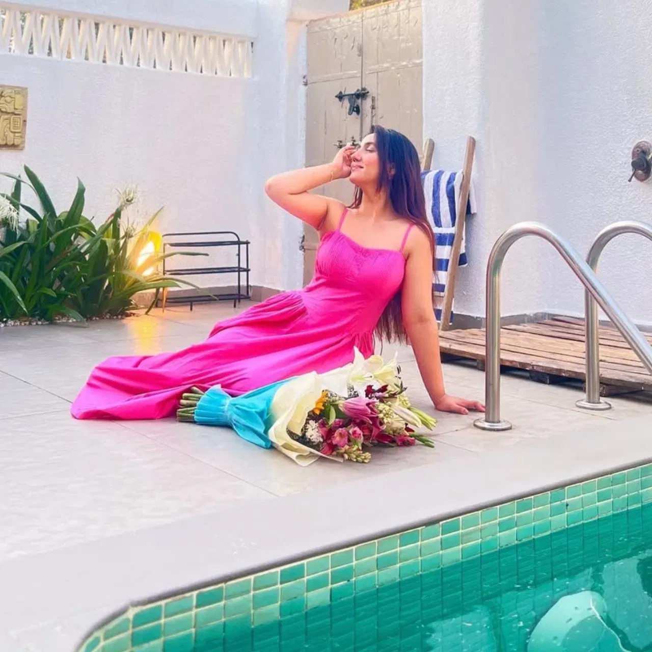 ਅਸ਼ਨੂਰ ਕੌਰ ਦੇ ਇਸ ਲੁੱਕ ਵਿੱਚ ਸਾਦਗੀ ਅਤੇ ਐਲੀਗੈਂਸ ਦਾ ਕਾਂਬੀਨੇਸ਼ਨ ਹੈ। ਉਨ੍ਹਾਂ ਨੇ ਪਿੰਕ ਕਲਰ ਦੀ ਸਟ੍ਰੈਪੀ ਮਿਡੀ ਡਰੈੱਸ ਕੈਰੀ ਕੀਤੀ ਹੈ, ਜੋ ਟੈਡੀ ਡੇਅ ਲਈ ਇੱਕ ਪਰਫੈਕਟ ਲੁੱਕ ਦੇਣ ਵਿੱਚ ਹੈਲਪ ਕਰੇਗੀ। ਆਪਣੇ ਲੁੱਕ ਨੂੰ ਪੂਰਾ ਕਰਨ ਲਈ, ਉਨ੍ਹਾਂ ਨੇ ਆਪਣੇ ਵਾਲ ਖੁੱਲ੍ਹੇ ਰੱਖੇ ਹਨ ਅਤੇ ਮੇਕਅਪ ਨਿਊਟਰਲ ਹੈ। ਇਸ ਤਰ੍ਹਾਂ ਦਾ ਲੁੱਕ ਸਾਫਟ ਅਤੇ ਪ੍ਰਿਟੀ ਟਚ ਦਿੰਦਾ ਹੈ।