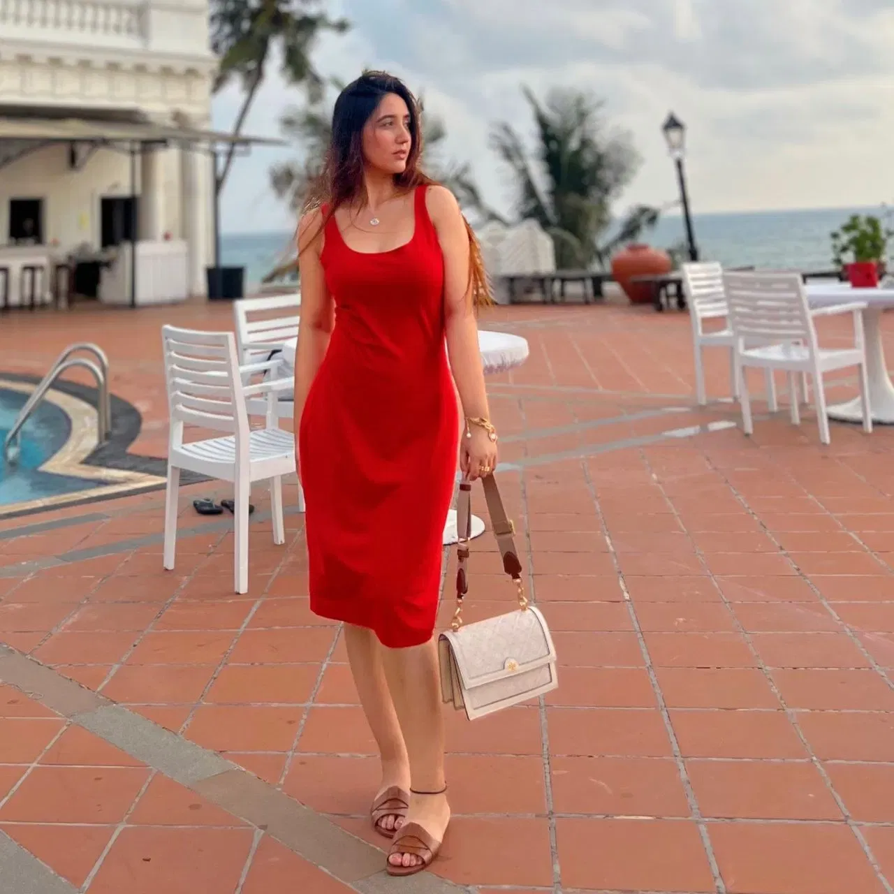 ਪ੍ਰਪੋਜ਼ ਡੇਅ ਲਈ, ਤੁਸੀਂ ਅਸ਼ਨੂਰ ਕੌਰ ਵਾਂਗ ਕੱਟ ਸਲੀਵਜ਼ ਅਤੇ ਪਲੰਜਿੰਗ ਨੇਕ ਵਾਲੀ ਨੀ-ਲੈਂਥ ਦੀ ਡਰੈੱਸ ਵੀਅਰ ਕਰ ਸਕਦੇ ਹੋ, ਜੋ ਸਿੰਪ ਹੋਣ ਦੇ ਨਾਲ ਹੀ ਐਲੀਗੈਂਸ ਰਿਚ ਲੱਕ ਦੇਵੇਗੀ। ਉਨ੍ਹਾਂ ਨੇ  ਪੈਂਡੈਂਟ ਚੇਨ, ਰਿੰਗ ਅਤੇ ਇੱਕ ਲਾਈਟ ਵੇਟ ਬਰੇਸਲੇਟ ਲੁੱਕ ਨੂੰ ਹੋਰ ਐਸਥੇਟਿਕ ਟਚ ਦੇ ਰਿਹਾ ਹੈ। ਅਸ਼ਨੂਰ ਨੇ ਆਪਣੇ ਸਟ੍ਰੇਟ ਹੇਅਰ ਨੂੰ ਵਨ ਸਾਈਡ ਕਰਕੇ ਖੁੱਲ੍ਹਾ ਰੱਖਿਆ ਹੈ, ਅਤੇ ਨਿਊਟਰਲ ਮੇਕਅਪ ਲੁੱਕ ਨੂੰ ਨੈਚੁਰਲ ਟੱਚ ਦਿੱਤਾ ਹੈ।