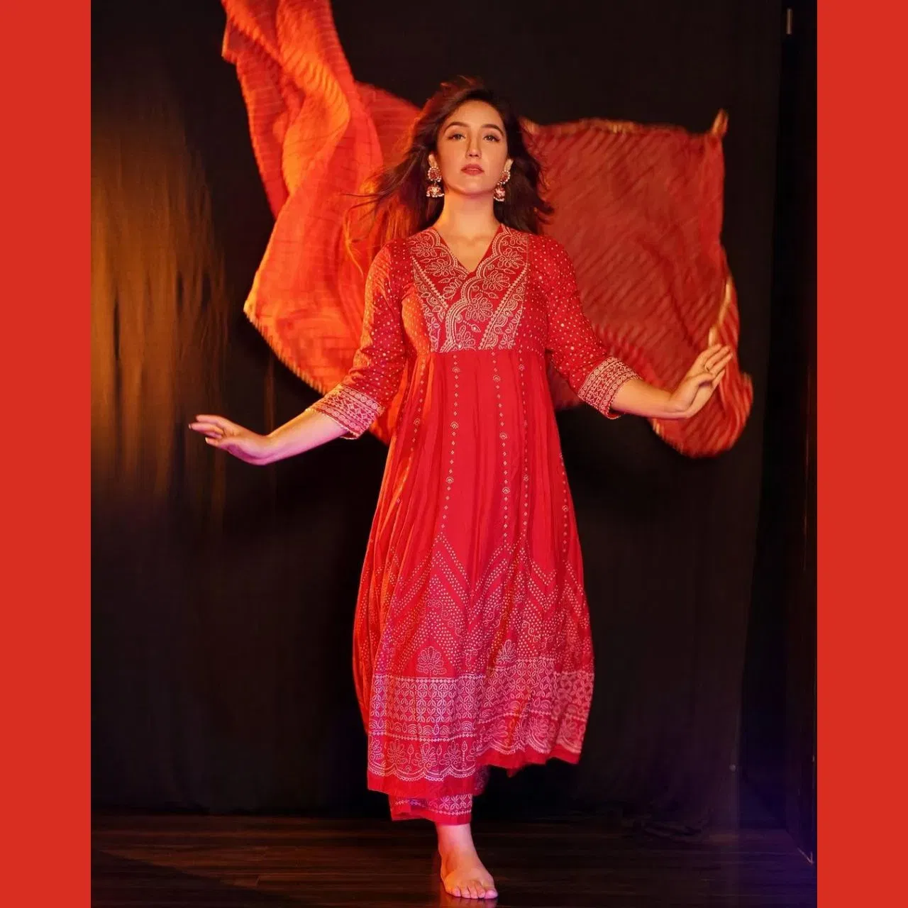 ਫ੍ਰੌਕ ਸੂਟ ਕਦੇ ਵੀ ਫੈਸ਼ਨ ਤੋਂ ਬਾਹਰ ਨਹੀਂ ਹੁੰਦੇ ਅਤੇ ਹਰ ਬਾਡੀ ਟਾਈਪ 'ਤੇ ਚੰਗੇ ਲੱਗਦੇ ਹਨ। ਤੁਸੀਂ ਵੈਲੇਨਟਾਈਨ ਡੇਅ ਜਾਂ ਪ੍ਰਪੋਜ਼ ਡੇਅ ਲਈ ਇਸ ਤਰ੍ਹਾਂ ਦਾ ਰੈੱਡ ਸੂਟ ਟ੍ਰਾਈ ਕਰ ਸਕਦੇ ਹੋ। ਅਸ਼ਨੂਰ ਕੌਰ ਨੇ ਬੇਬੀ ਪੋਲਕਾ ਡੌਟ ਪ੍ਰਿੰਟ ਪੈਟਰਨ ਵਾਲਾ ਲਾਲ ਸੂਟ ਕੈਰੀ ਕੀਤਾ ਹੈ, ਜੋ ਇਸਨੂੰ ਇੱਕ ਬੰਧੇਜ ਟੱਚ ਦਿੰਦੇ ਹਨ। ਐਕਟ੍ਰੈਸ ਨੇ ਪੋਲਕੀ ਝੁਮਕਿਆਂ ਦੇ ਨਾਲ ਲੁੱਕ ਕੰਪਲੀਟ ਕੀਤਾ ਹੈ।